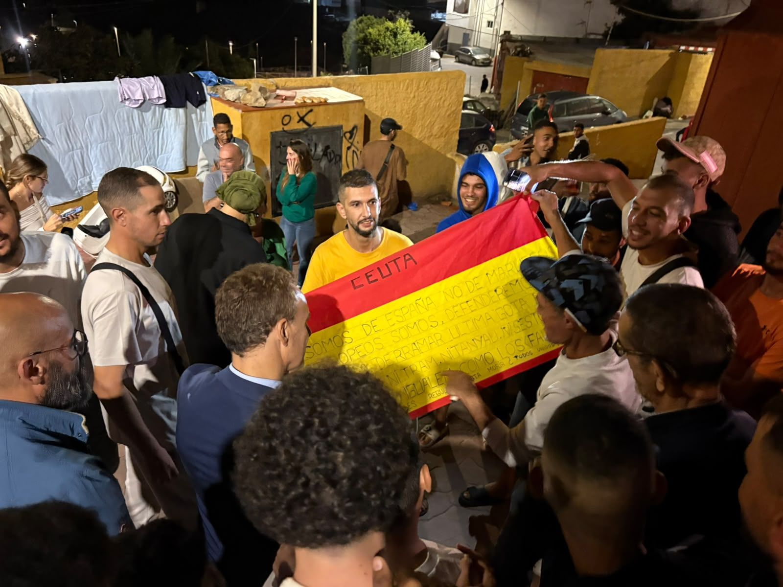 Ceuta no se rinde: Unos 200 ciudadanos vuelven a alzar la voz contra el Gobierno por la invasión