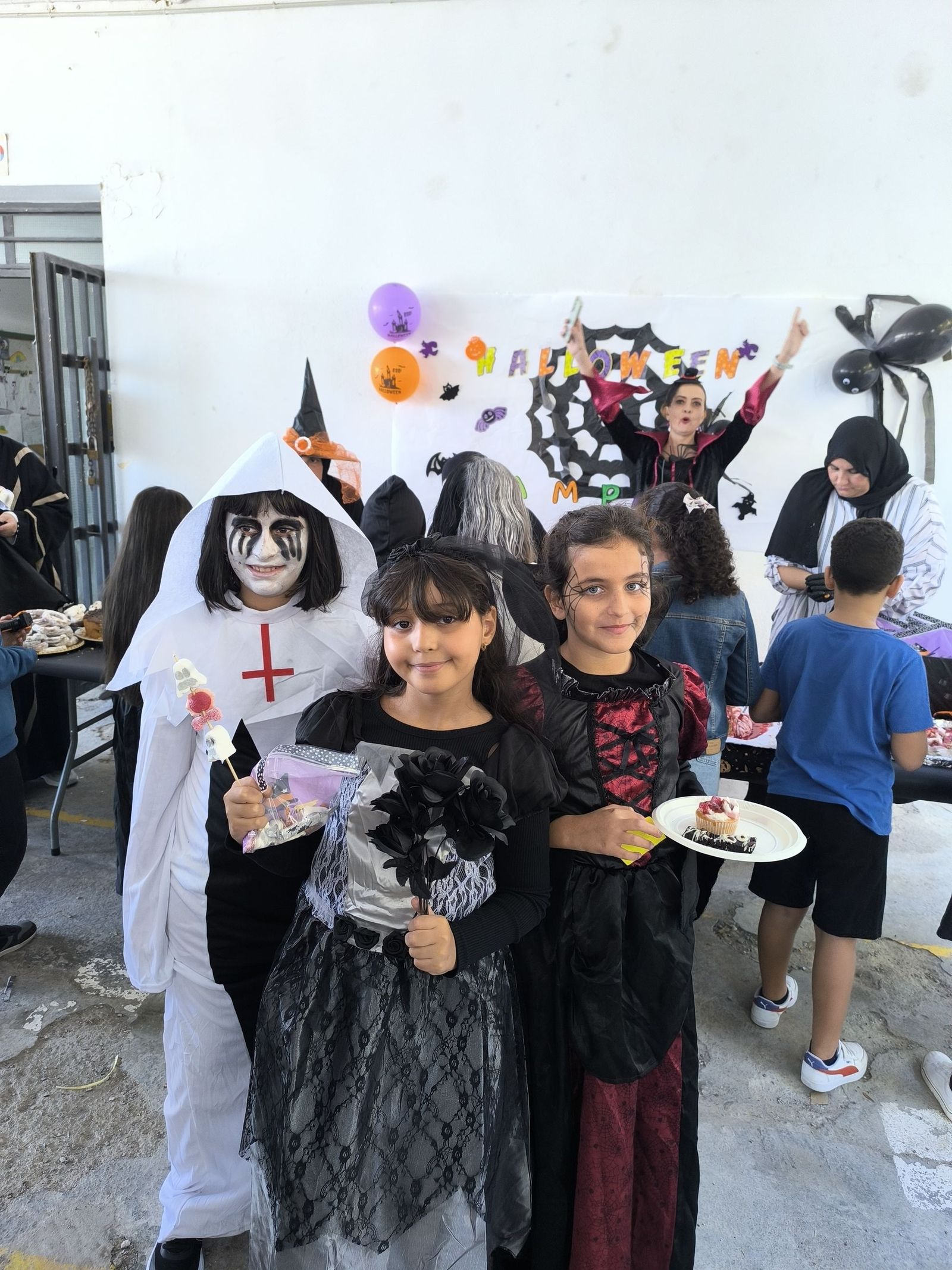 FOTOGALERÍA |  Balón-tiro, frutos secos y dulces para celebrar Halloween y la Mochila en el Rey Juan Carlos I FOTOGALERÍA |  Balón-tiro, frutos secos y dulces para celebrar Halloween y la Mochila en el Rey Juan Carlos I