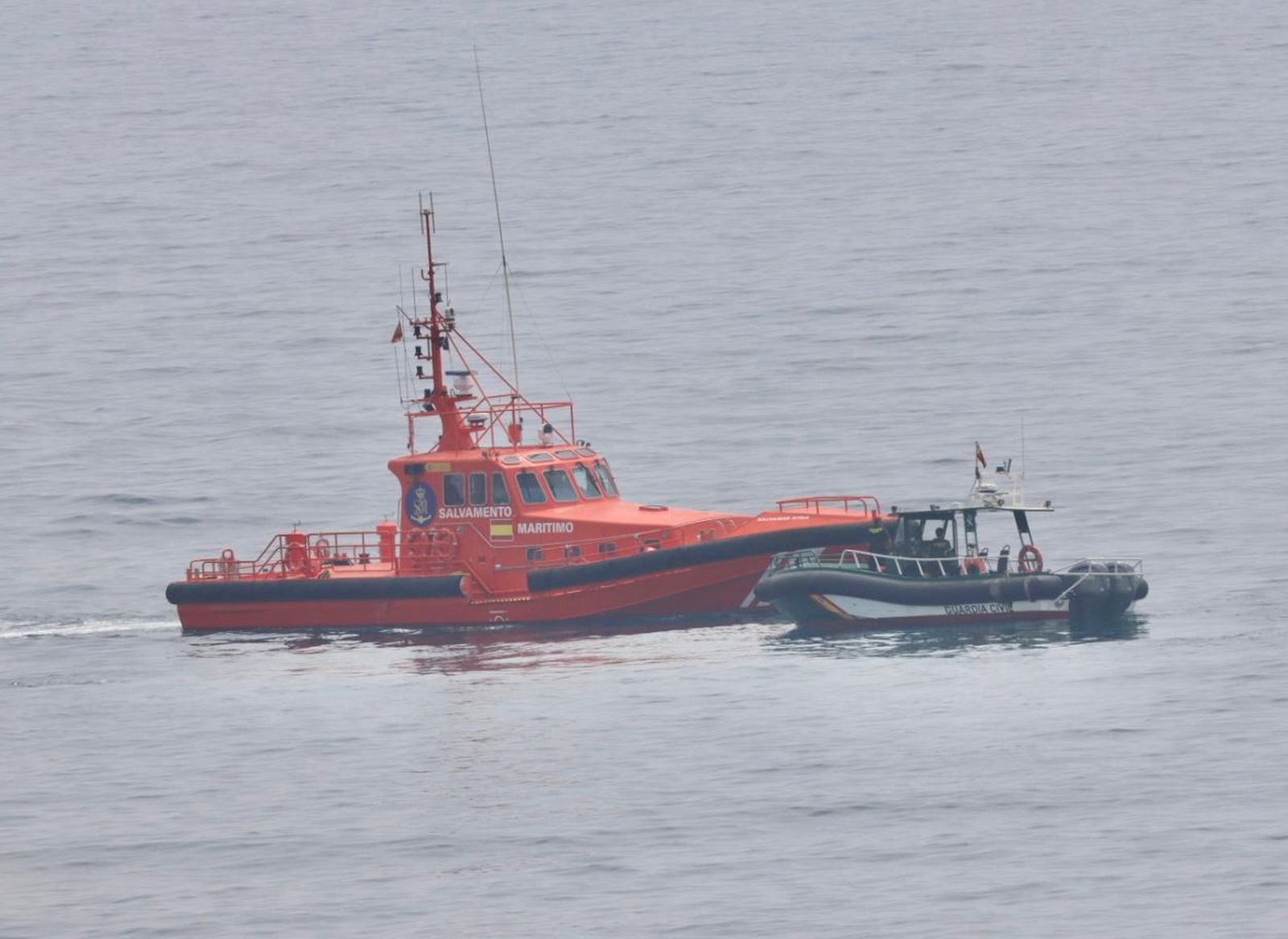 La salvamar atria de Salvamento Marítimo junto a una embarcación de la Guardia Civil, este martes
