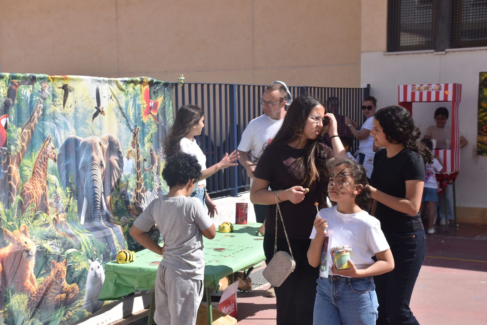 Simpática y colorida selva para poner fin a la Semana Cultural del 'José Acosta'