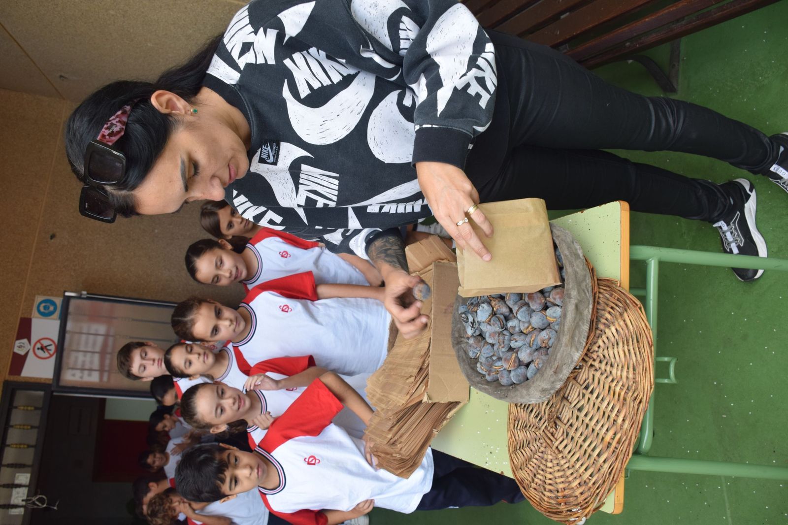 FOTOGALERÍA | El Castañero visita el Colegio San Daniel para 'encender' la tradición de La Mochila