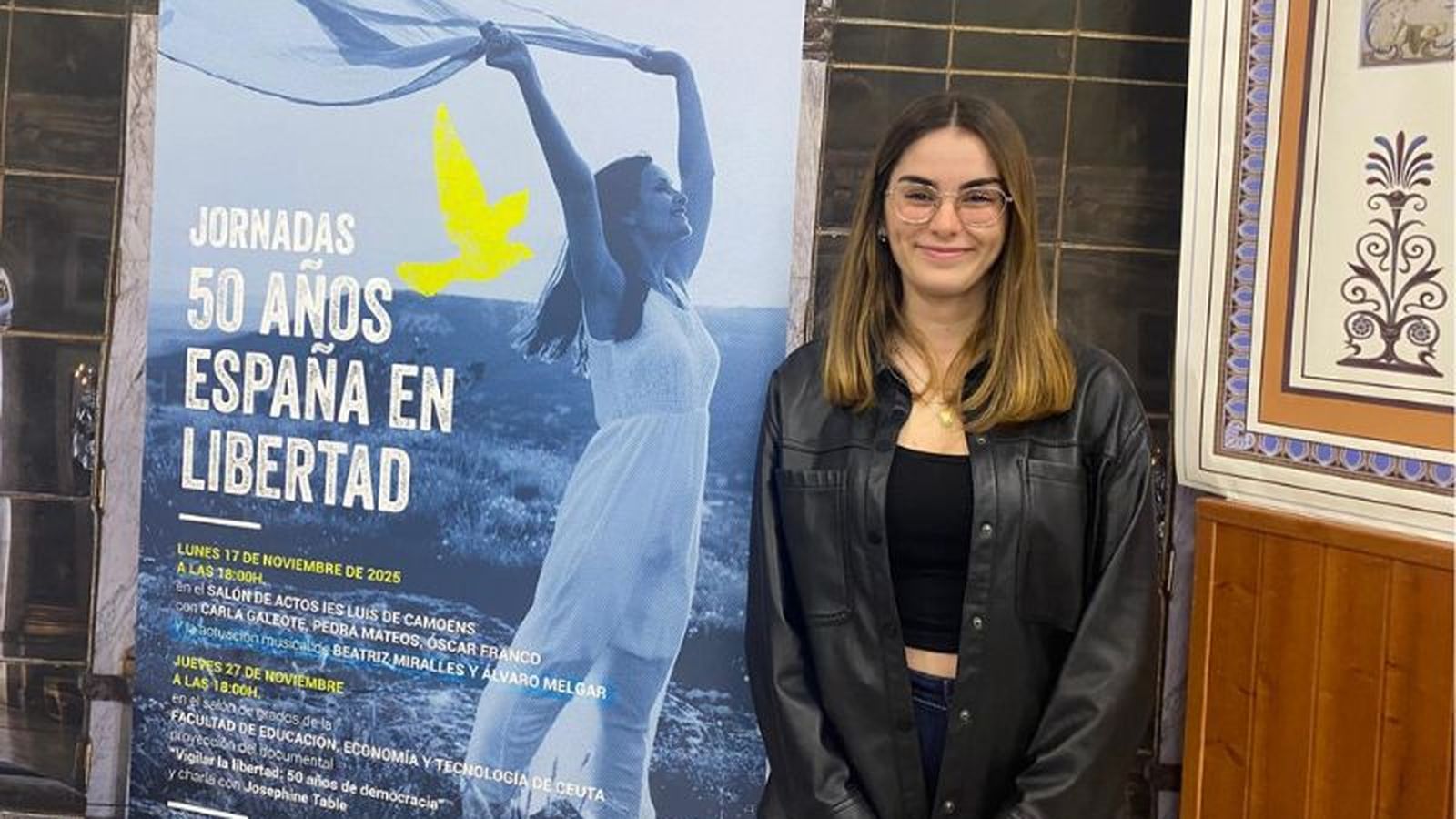 Galeote posa con el cartel de las jornadas en el IES Luis de Camoens.