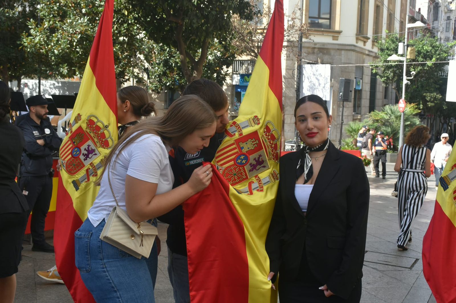 Multitud de ceutíes juran bandera de manera simbólica para mostrar su pertenencia a España