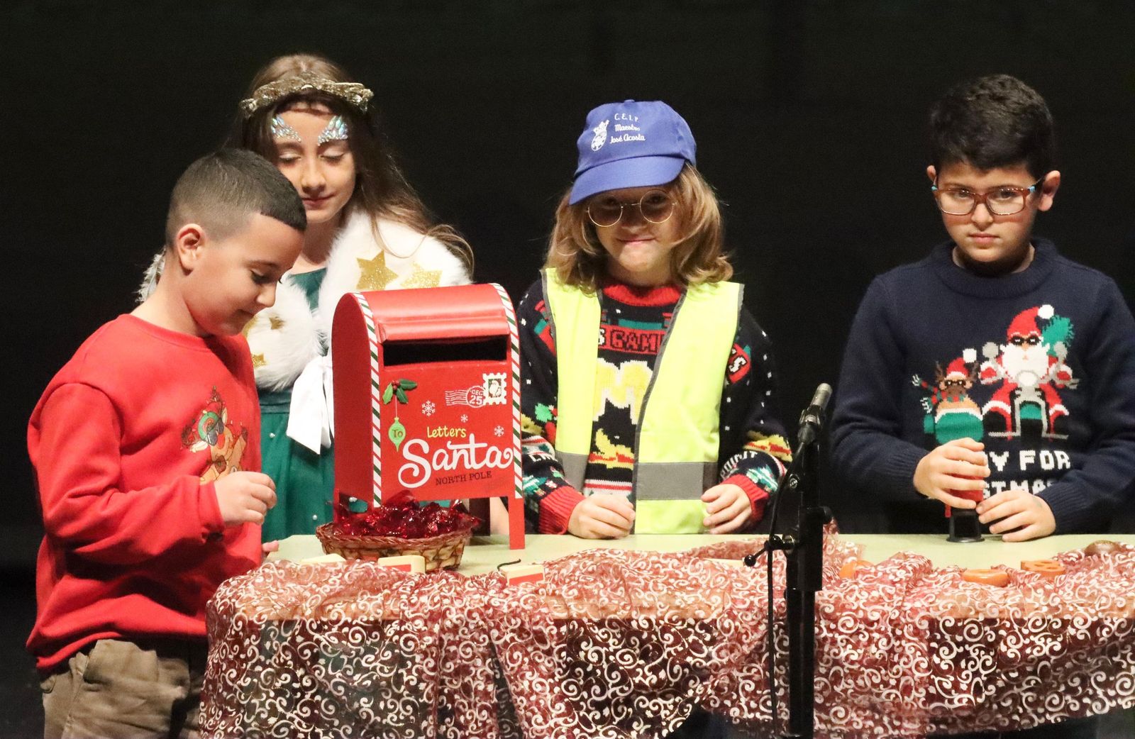 La Navidad perdura en el Revellín con una nueva muestra de belenes