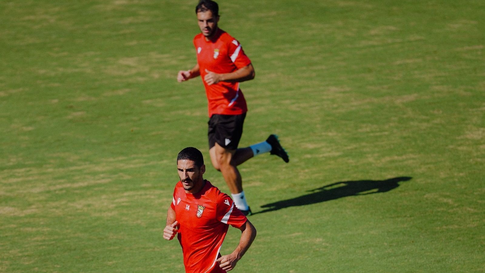 Bodiger y Sadik realizan ejercicios de carrera durante el entrenamiento en el Alfonso Murube