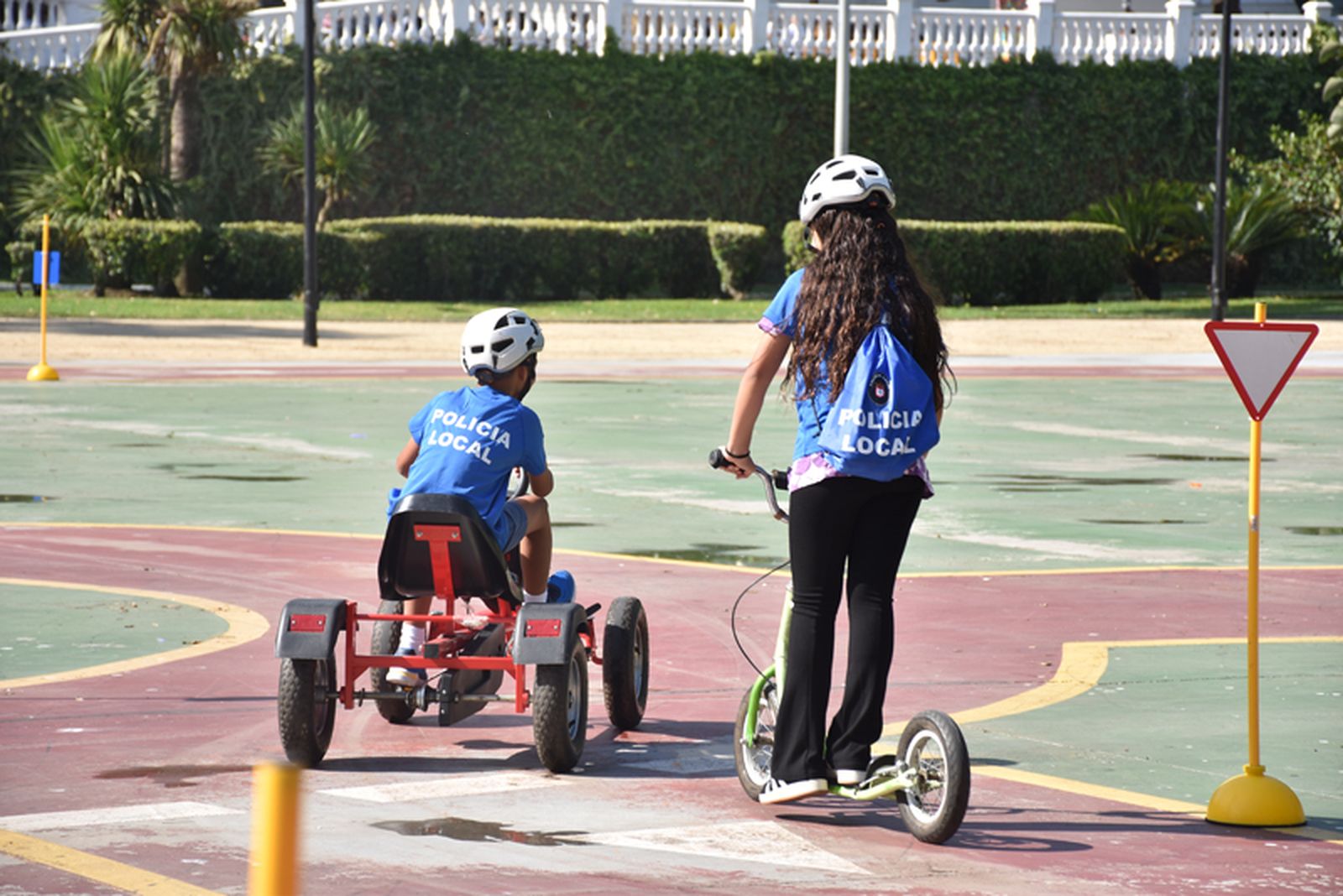 Dos niños participan en el circuito de simulación preparado por la Policía Local. / FOTO NICOL´S