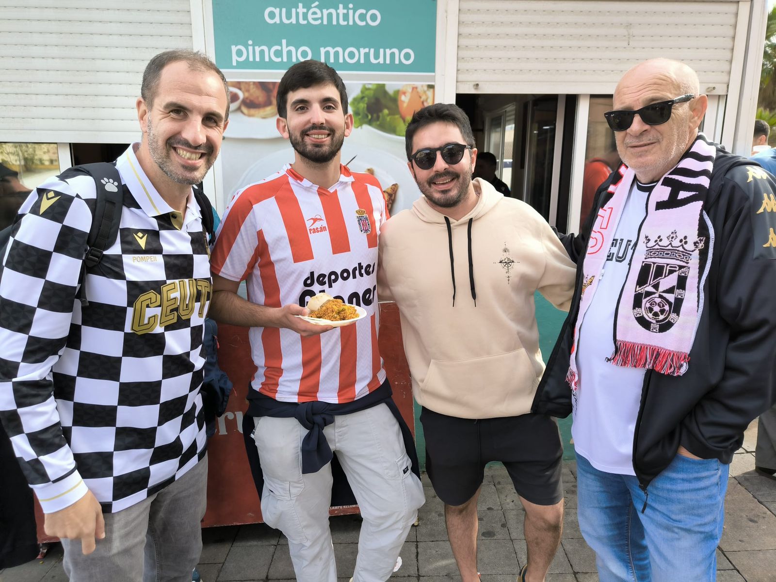 Las aficiones de Ceuta y Almería disfrutan del buen ambiente en la previa al partido