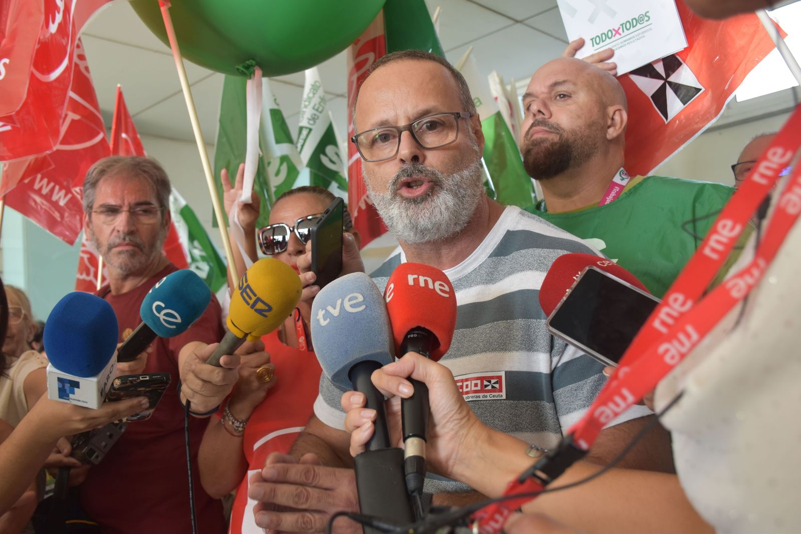 El secretario general de CCOO, Ángel Lara, durante una concentración en el Centro de Salud de Otero por el Estatuto Marco