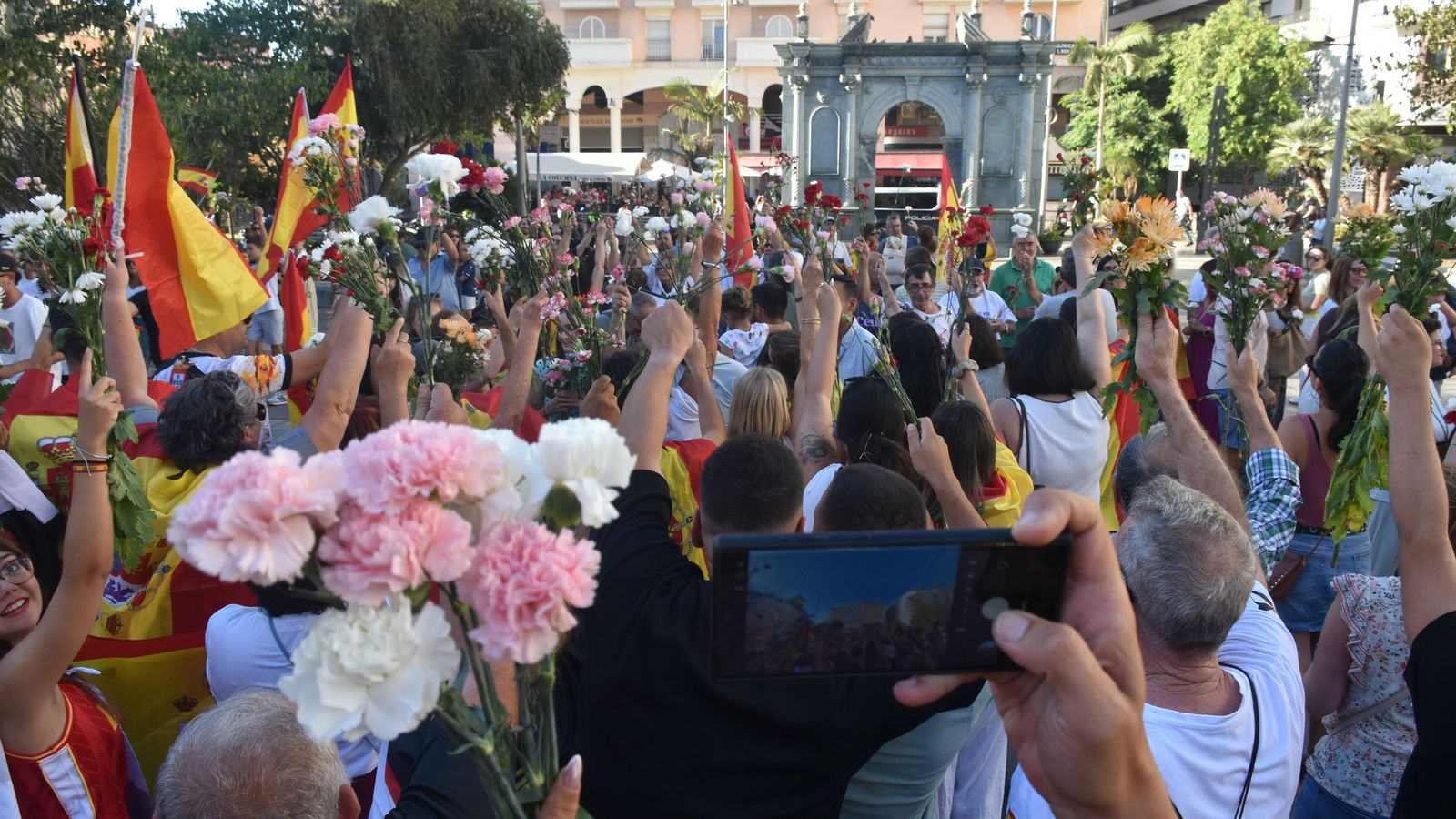 Concentración de los claveles contra la gestión de la crisis