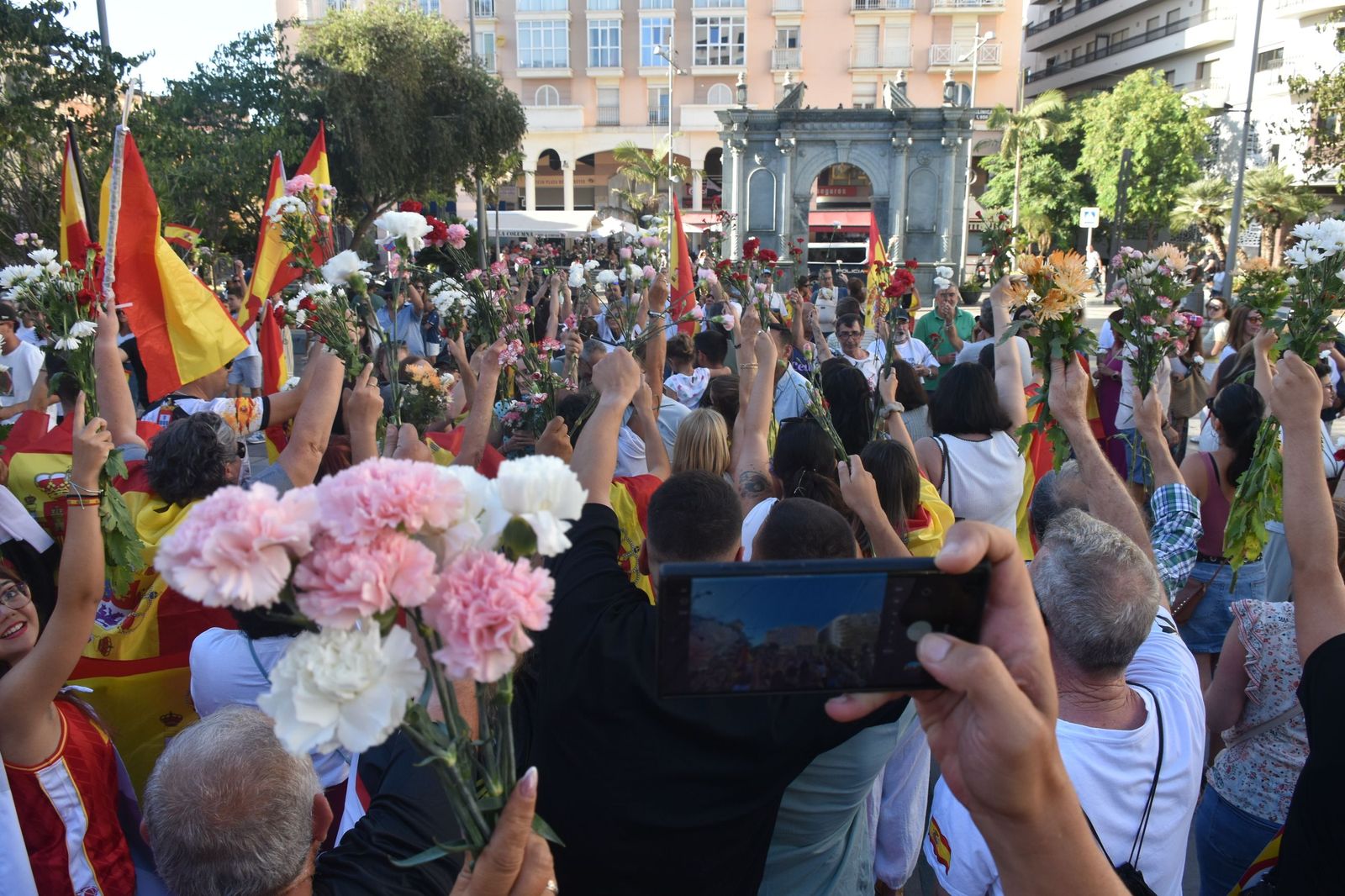 Concentración de los claveles contra la gestión de la crisis