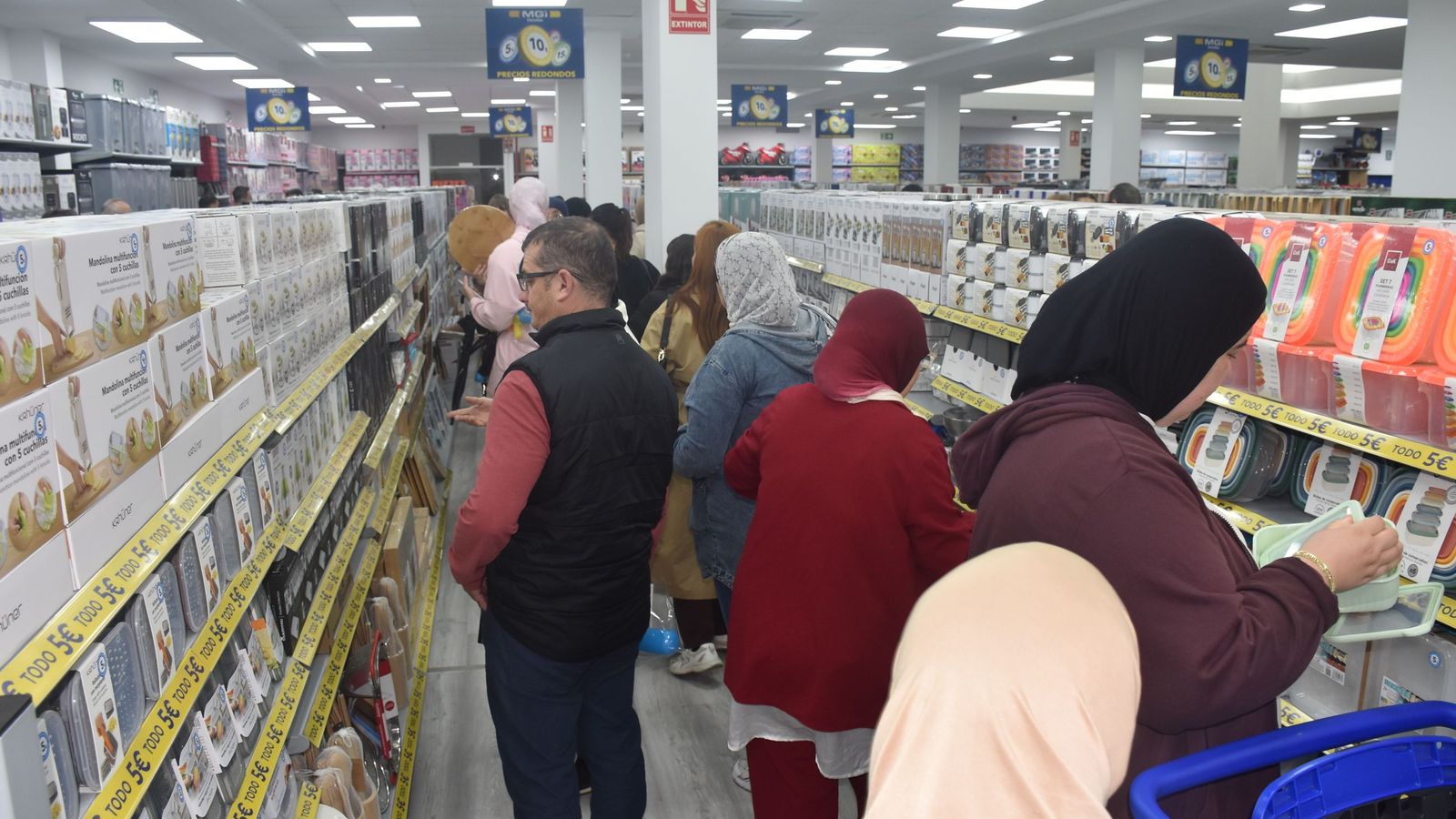 Inauguración de la nueva tienda de MGI en la avenida del Puerto de Ceuta