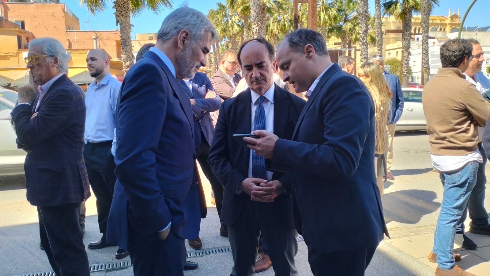 Adolfo Utor, a la izquierda, departe con el presidente del puerto algecireño, Gerardo Landaluce, antes del inicio del acto