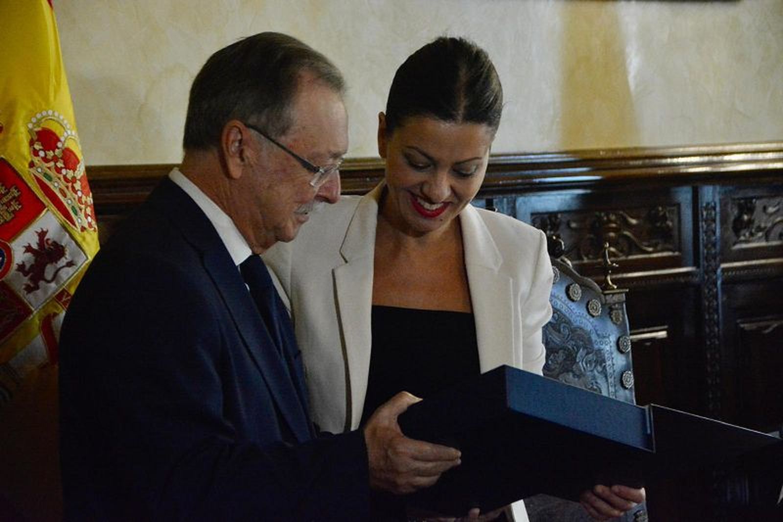 La ministra de Juventud e Infancia, Sira Rego, junto a Juan Vivas en su última visita a Ceuta. / FOTO REDUAN
