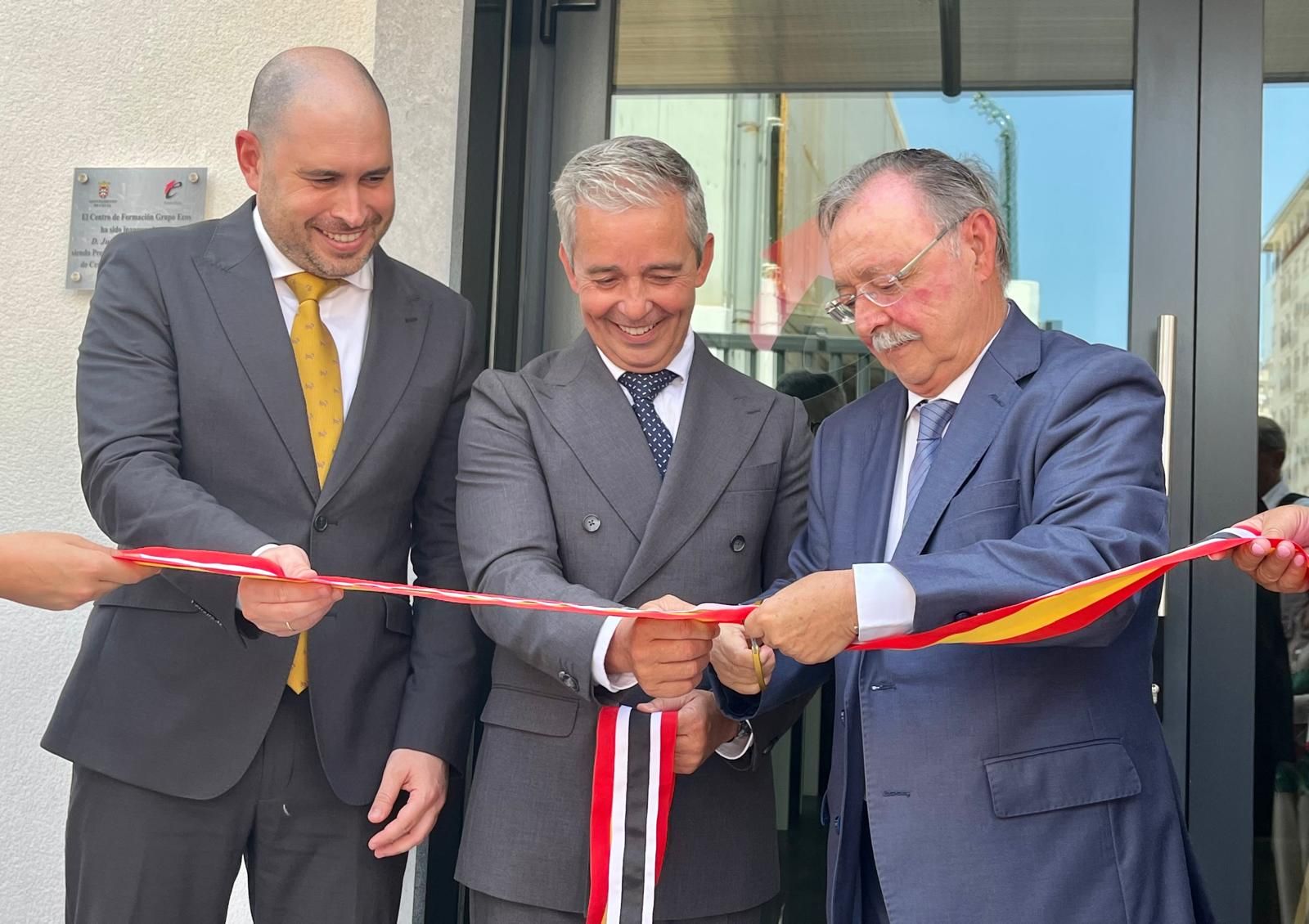 Juan Vivas, Miguel Ángel Pérez Triano y Juan José Díaz cortan la cinta de inauguración del nuevo centro del Grupo Ecos