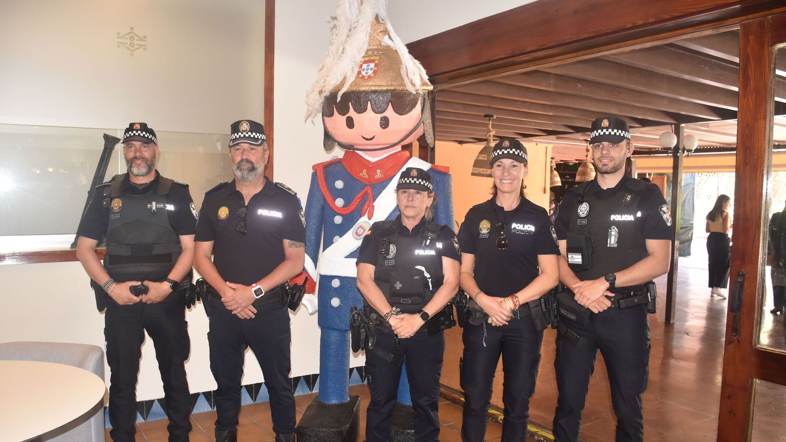 Policías locales posando antes del acto.