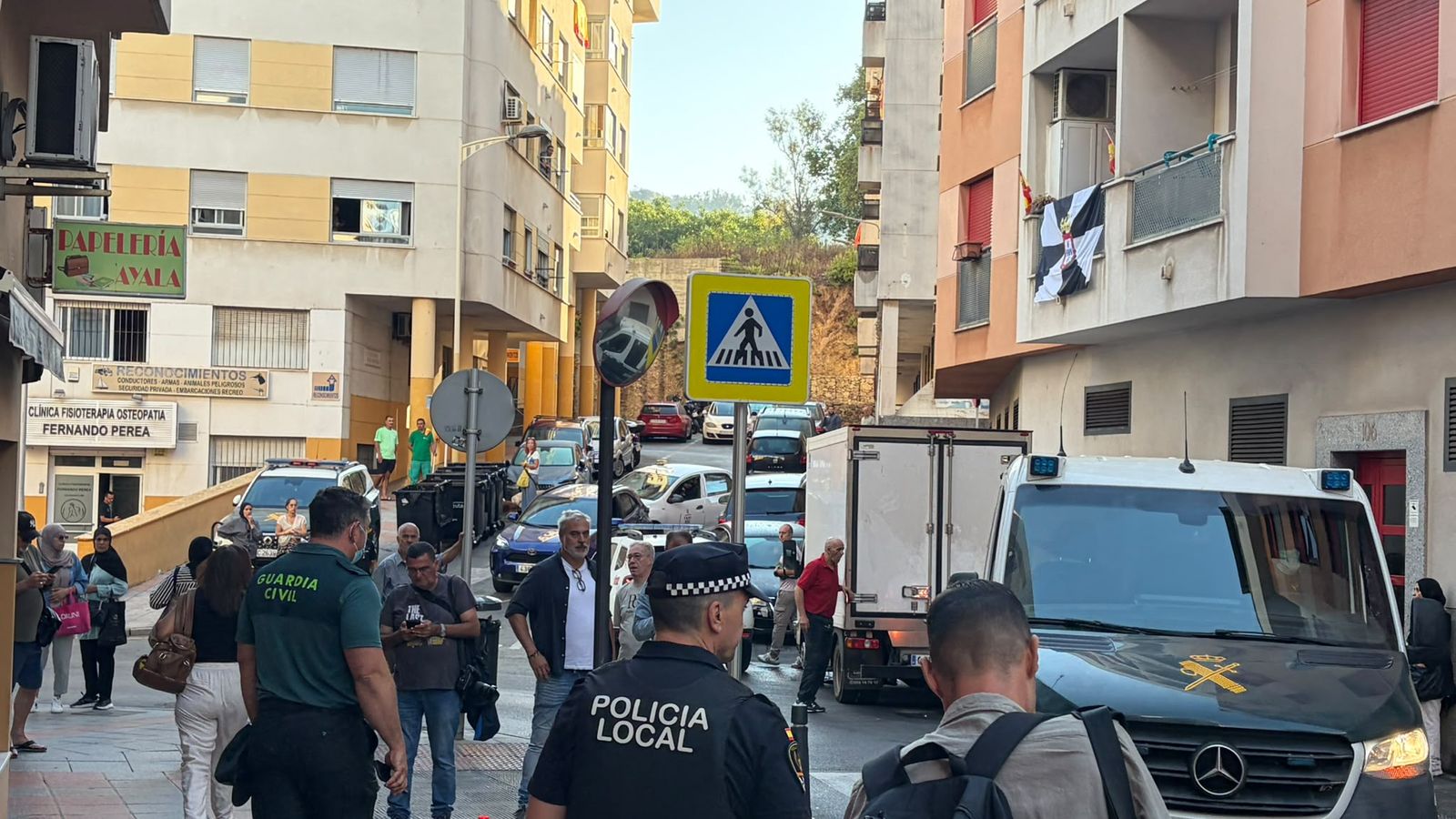 Operativo de la Guardia CIvil para desmantelar un piso patera en la calle Real