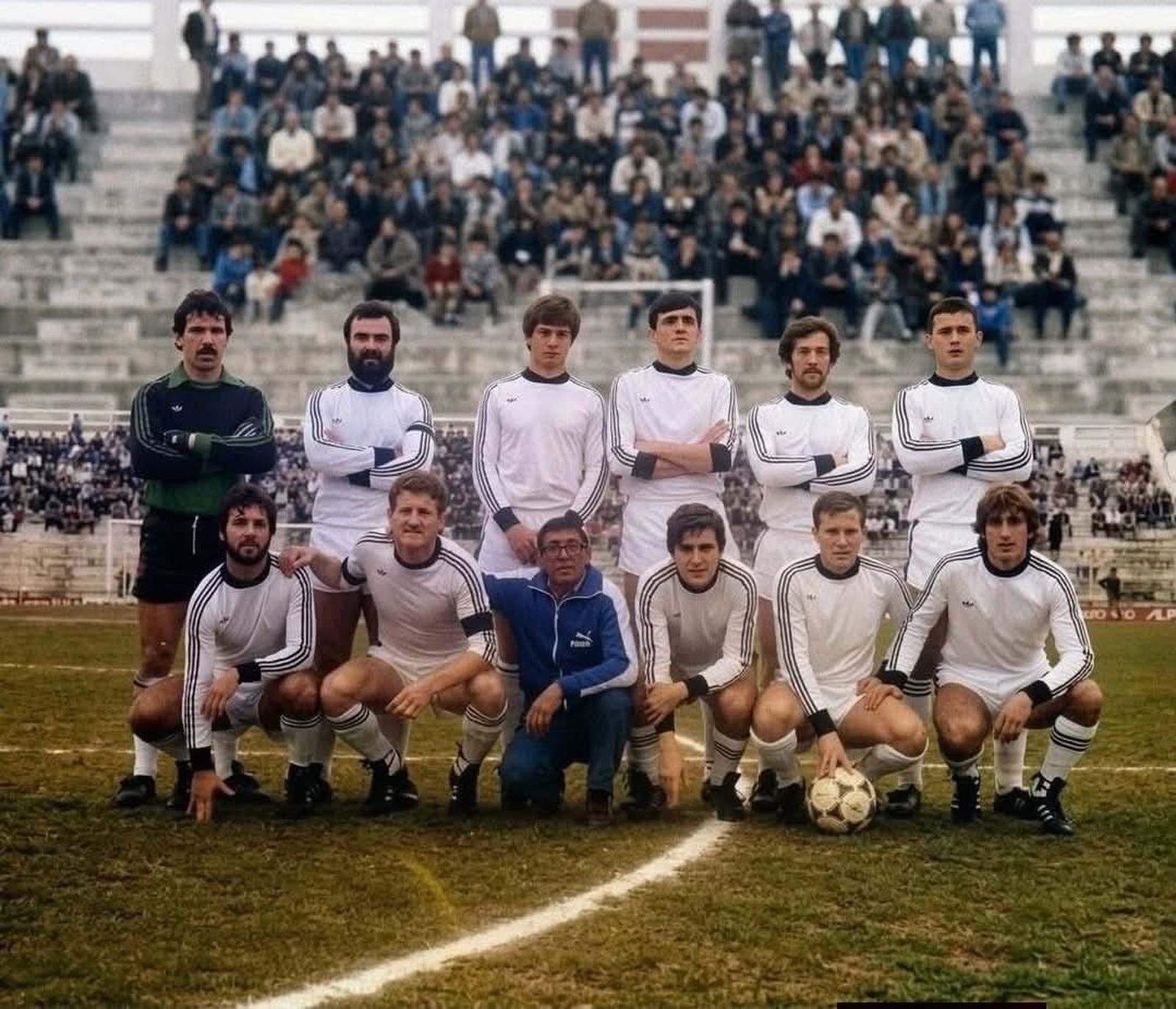 Foto antigua de la Agrupación Deportiva Ceuta, donde se puede ver a 'Antonatti' entre conocidos jugadores como Pepe Almagro, Cherino o Barrientos