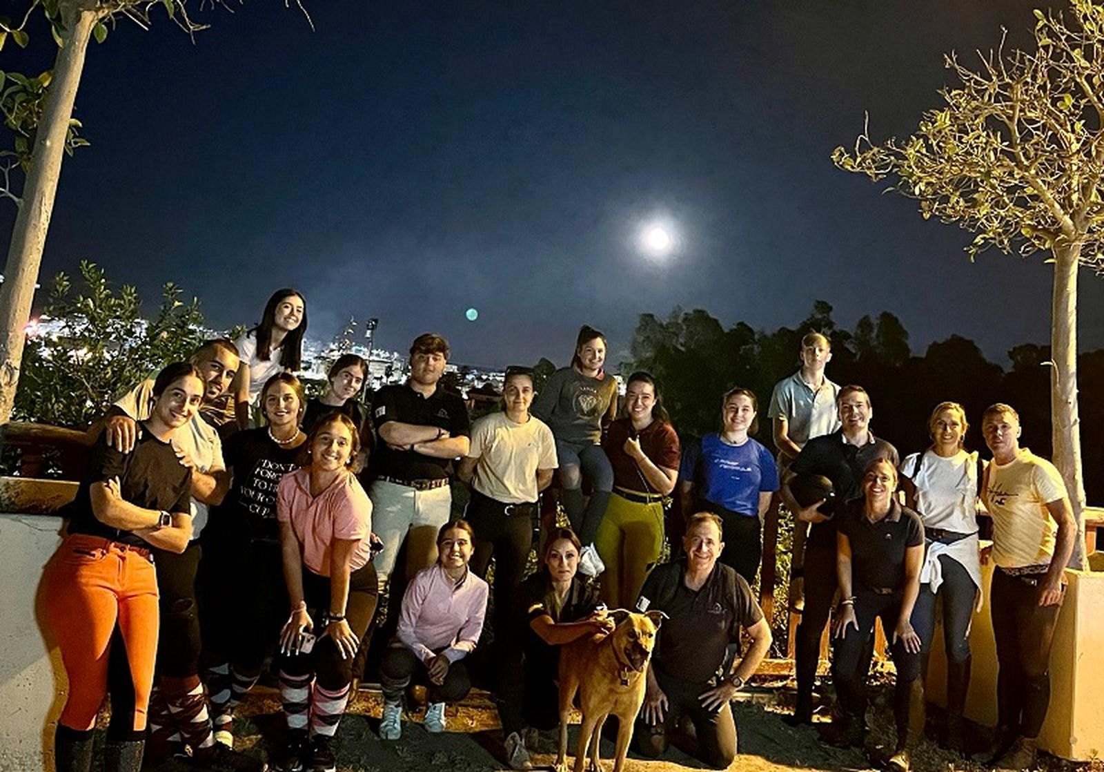 Participantes de la primera ‘Ruta de la luna’ del Centro Ecuestre. / FOTO CEDIDA