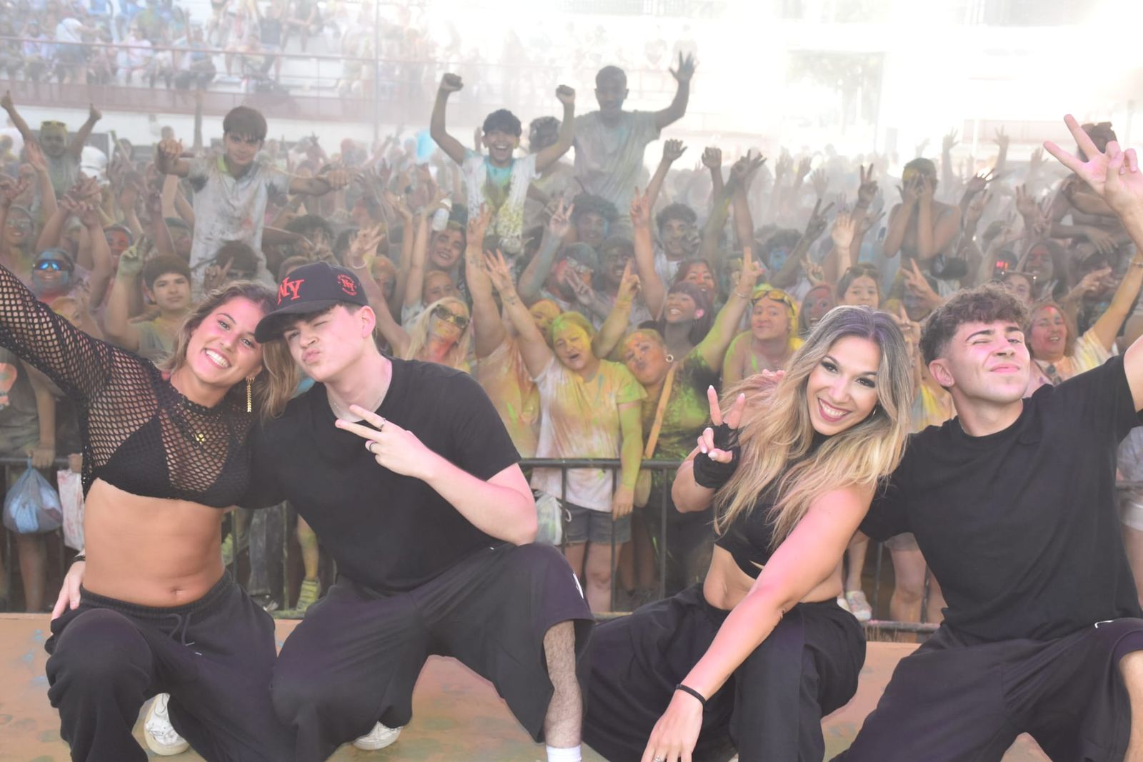 El Holi vuelve a teñir Ceuta de color por la solidaridad y el amor