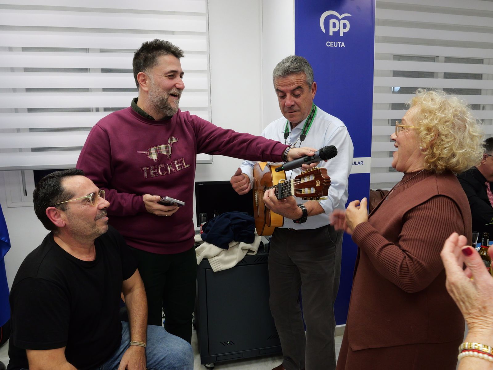 Vivas sugiere un relevo futuro y reivindica su gestión en la copa navideña del PP