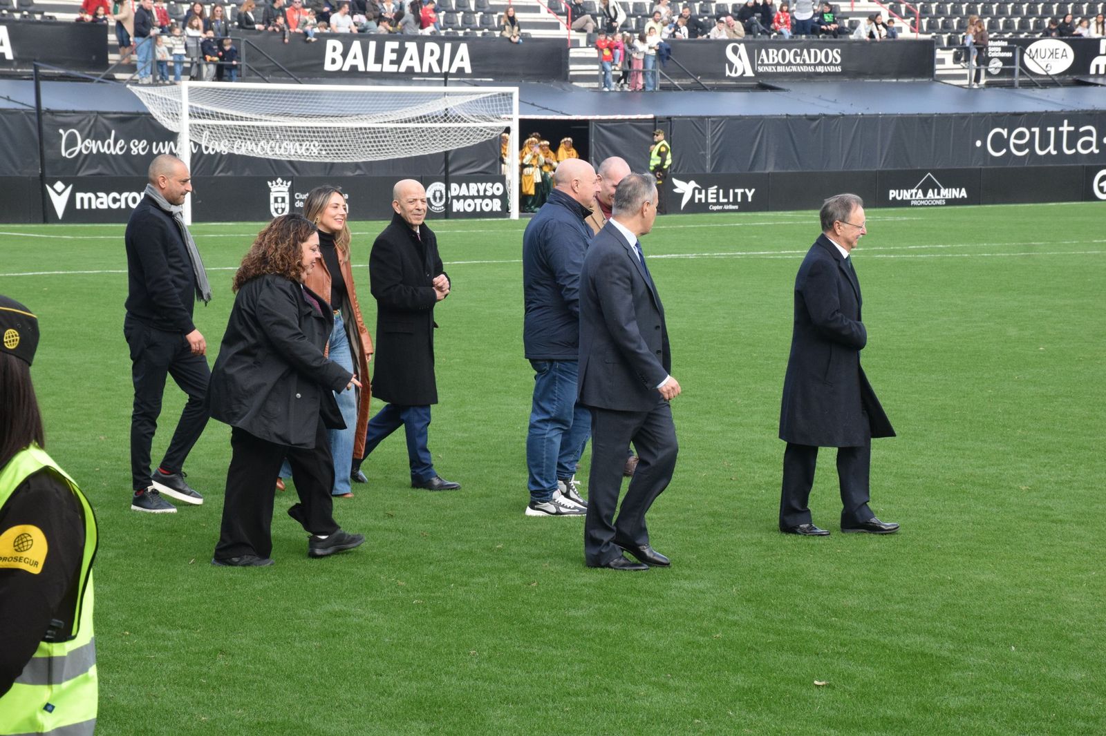 Los Reyes Magos aterrizan en el Alfonso Murube horas antes de la cabalgata