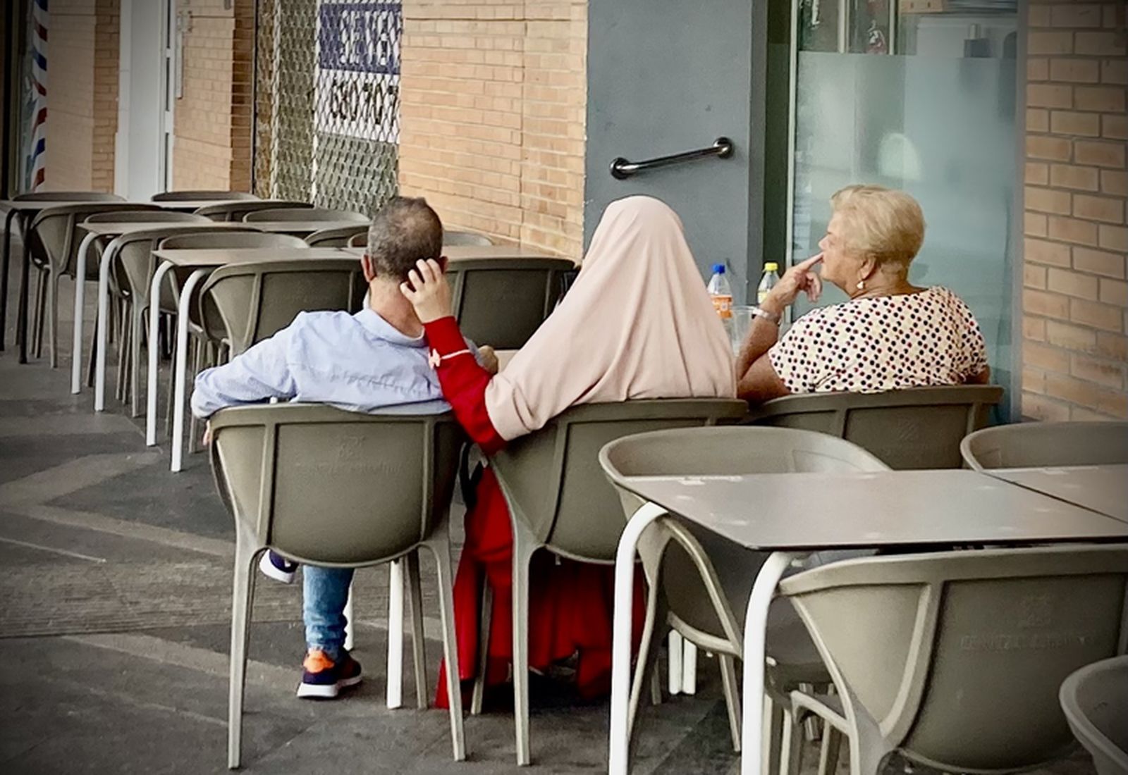 Ciudadanos sentados.