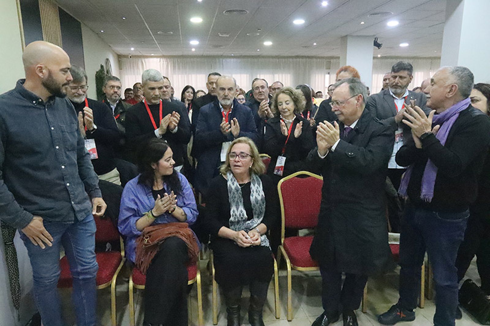Los asistentes al Congreso rinden homenaje con un aplauso a Juan Carlos Pérez ante su familia/FOTO REDUAN