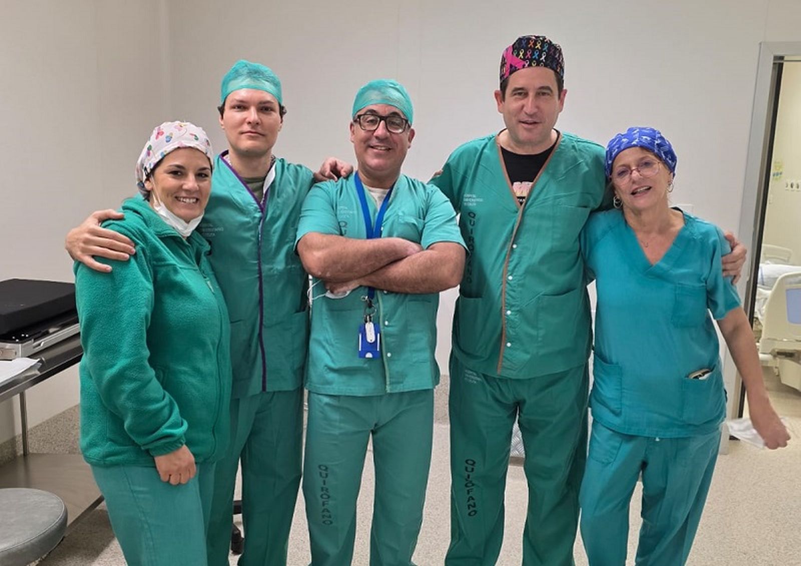 Los urólogos Ricardo Ribeiro, Mohamed Mqirage y Vicente Diéguez junto a enfermeras de quirófano. / FOTO CEDIDA