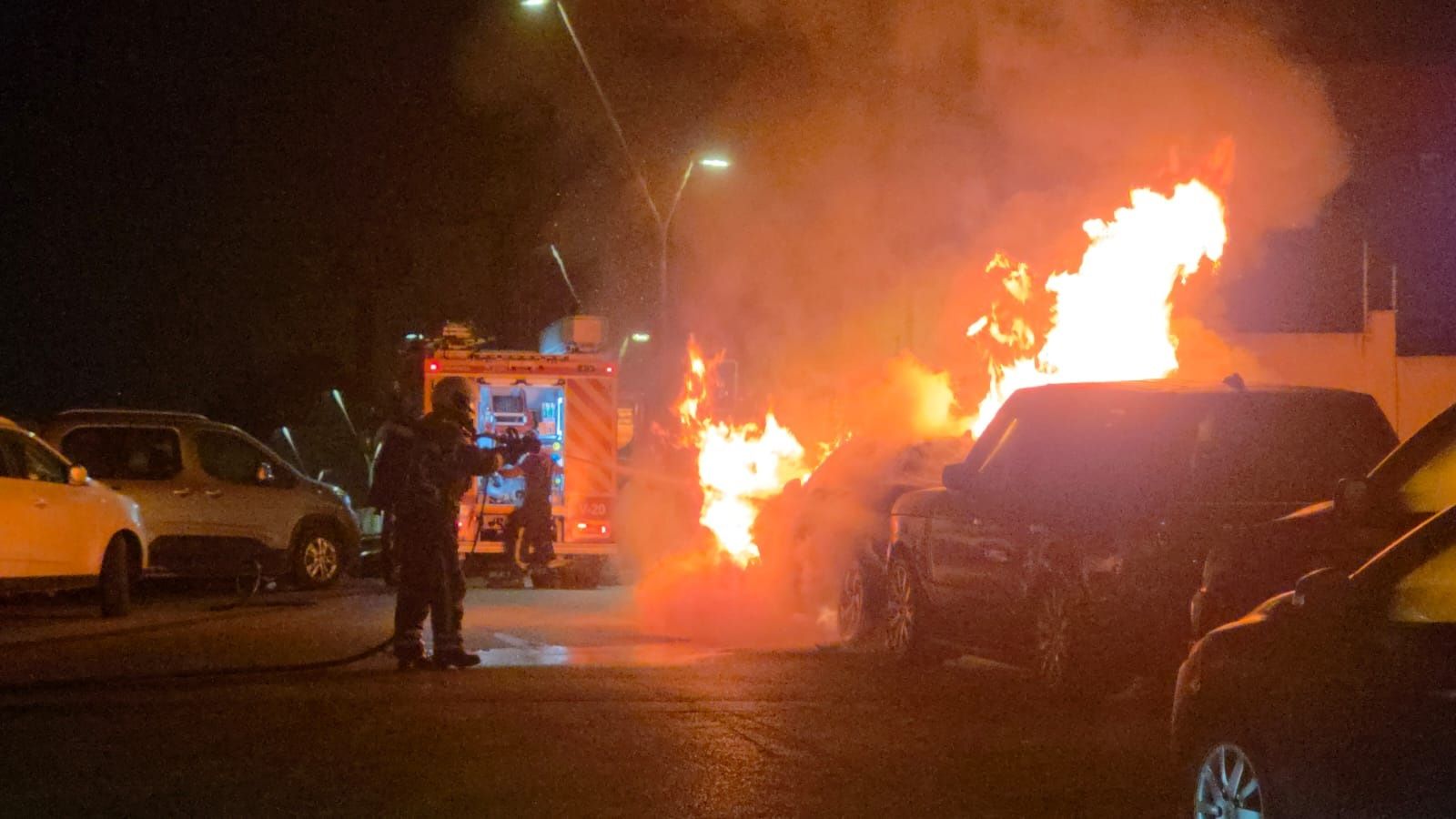 El vehículo fue calcinado junto a la guardería El Cornetín