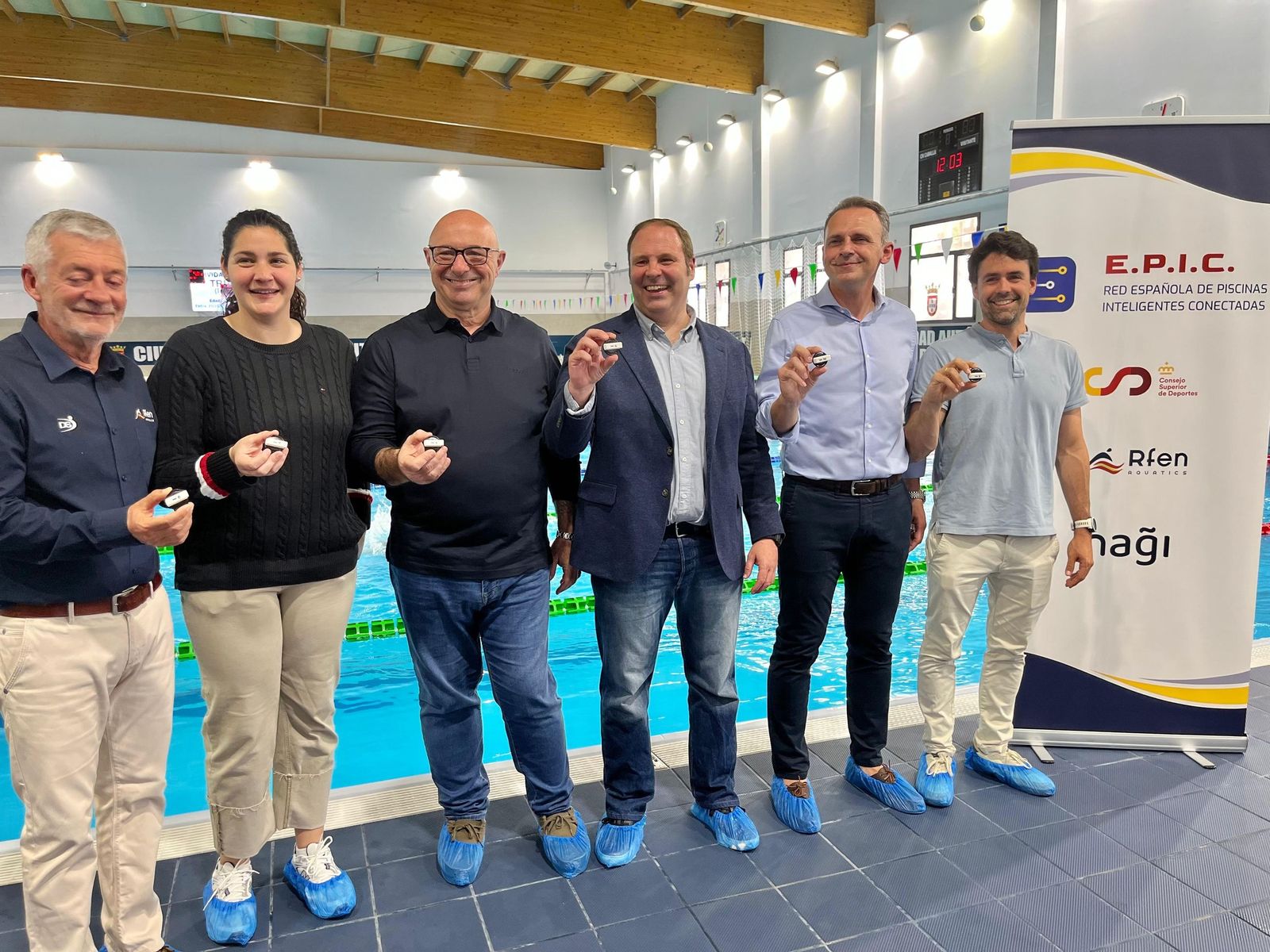 Inauguración del nuevo sistema de piscina inteligente en el Díaz Flor, con la presencia de representantes del área de Deportes de Ceuta, de la Federación de Natación y de la empresa que desarrolló la tecnología