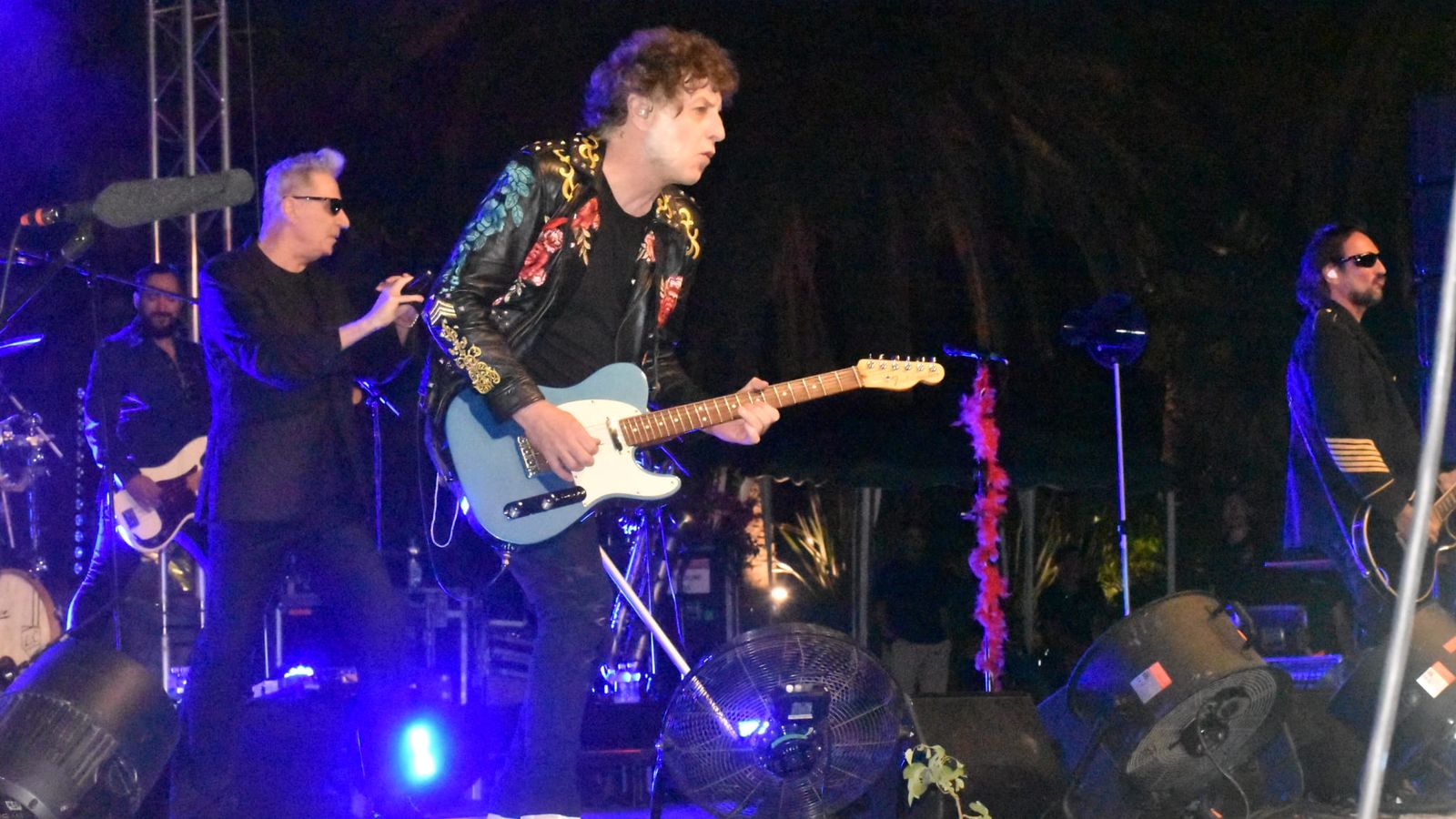 El ‘Loco’ de siempre, el viejo rockero de hoy: Loquillo triunfa en Ceuta