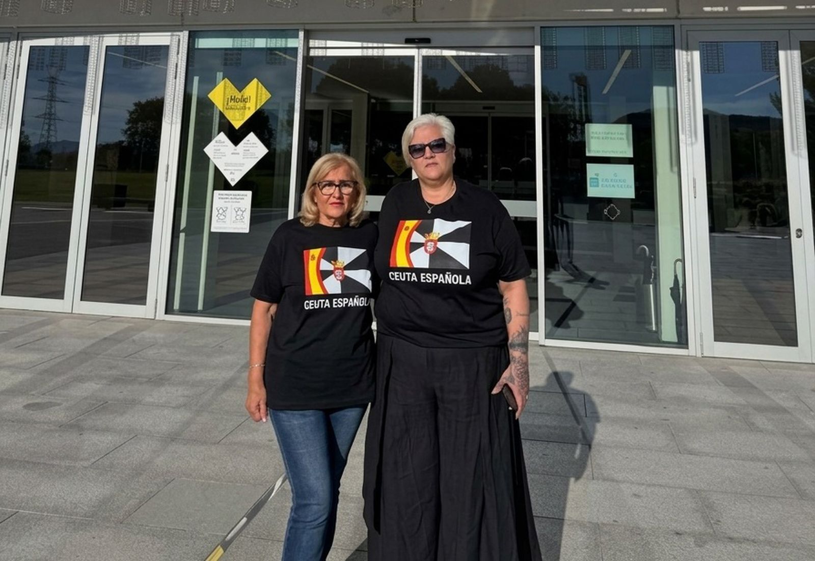 Miralles, a la izquierda, a las puertas del edificio público en el que Pedro Sánchez ofreció este domingo un mitin precampaña
