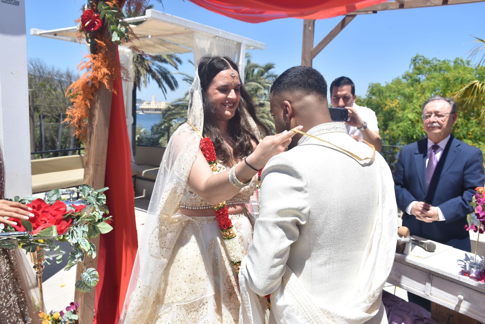 Direk y Rocío sellan su amor bajo el cielo de Ceuta
