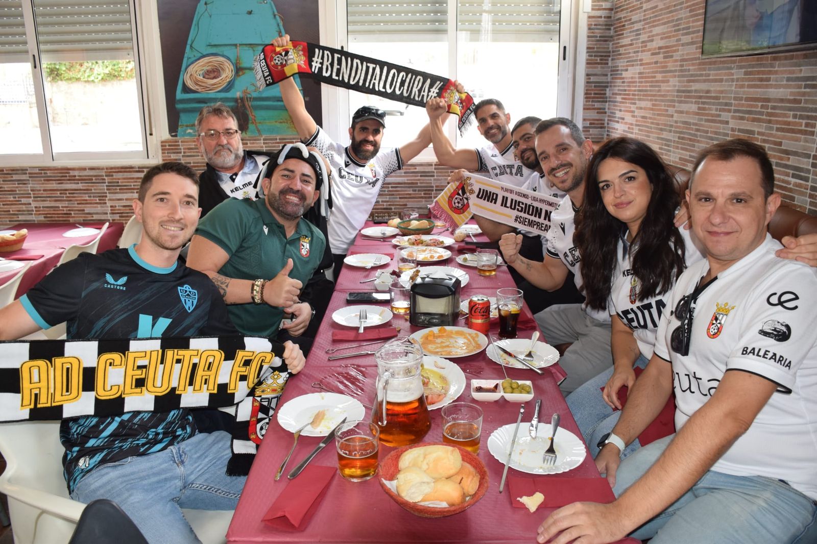 Las aficiones de Ceuta y Almería disfrutan del buen ambiente en la previa al partido