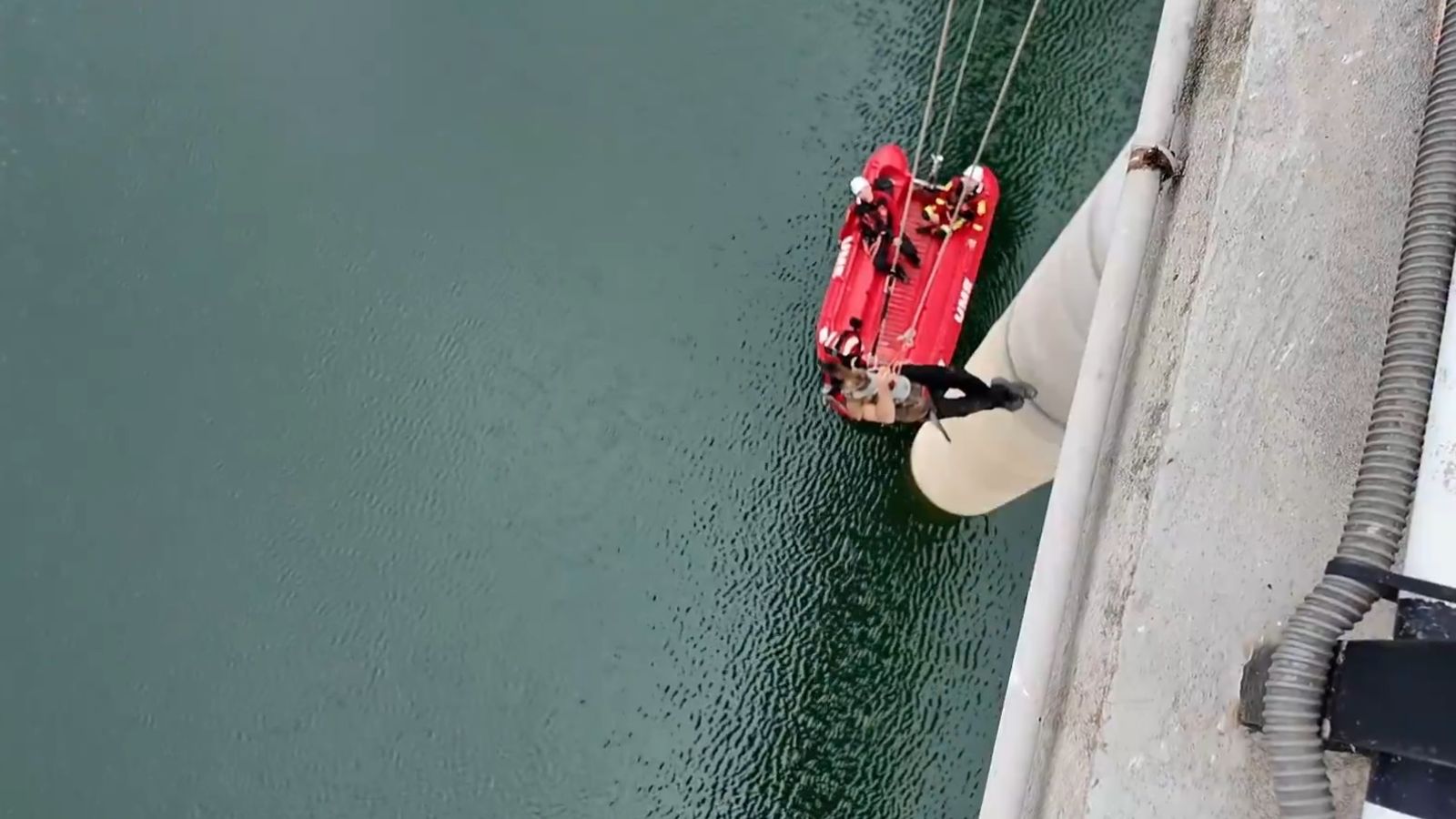 Los especialistas del ejército, en las instalaciones del pantano