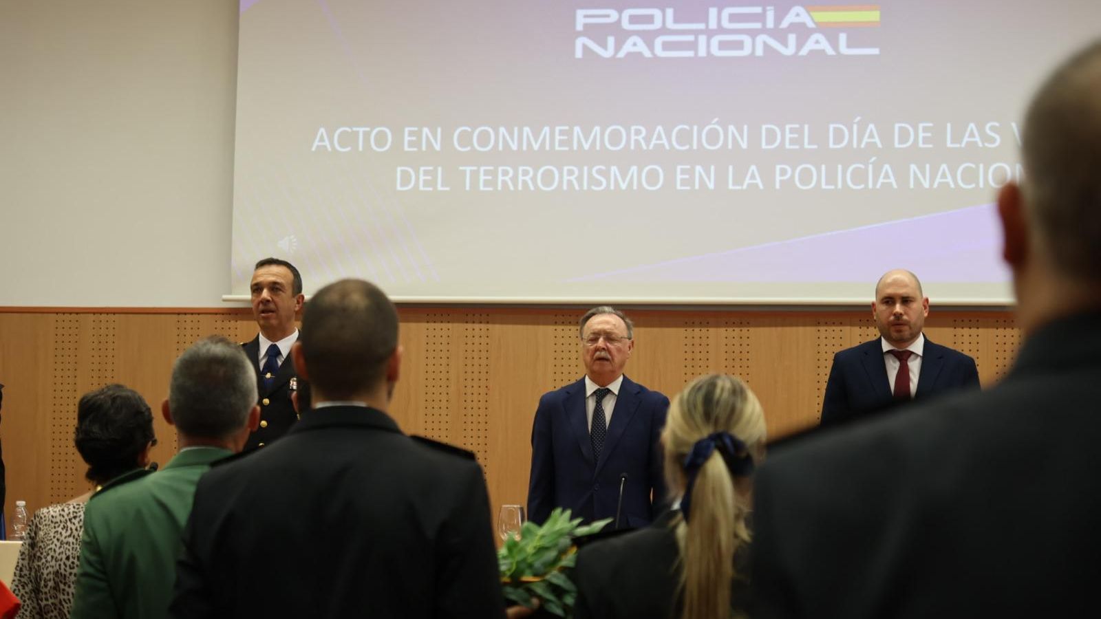 Román, el presidente Vivas y Triano durante el acto de homenaje