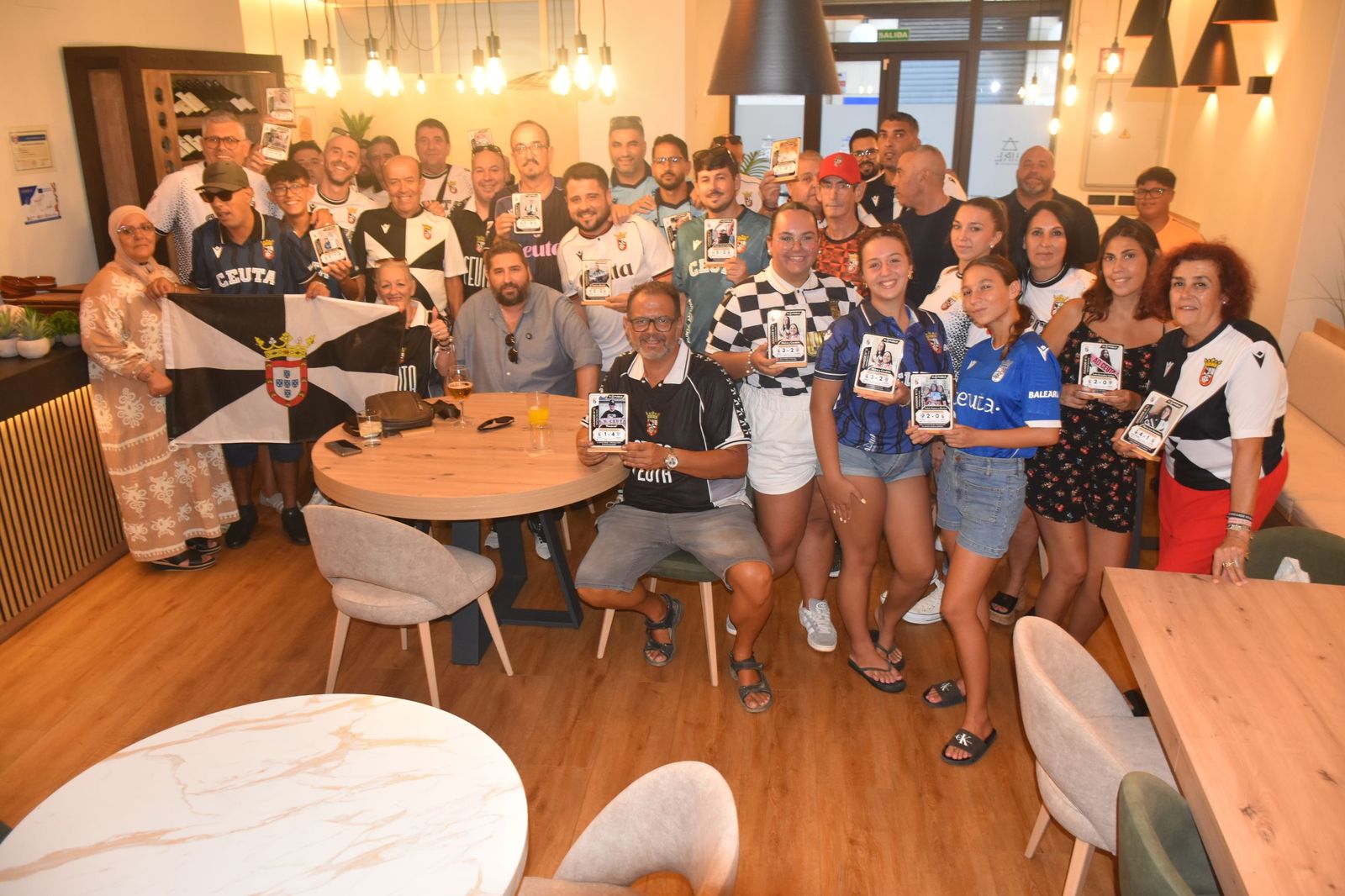 El Pueblo de Ceuta reúne a sus ‘Jugadores nº12’ y convierte su pasión por el Ceuta en cromos