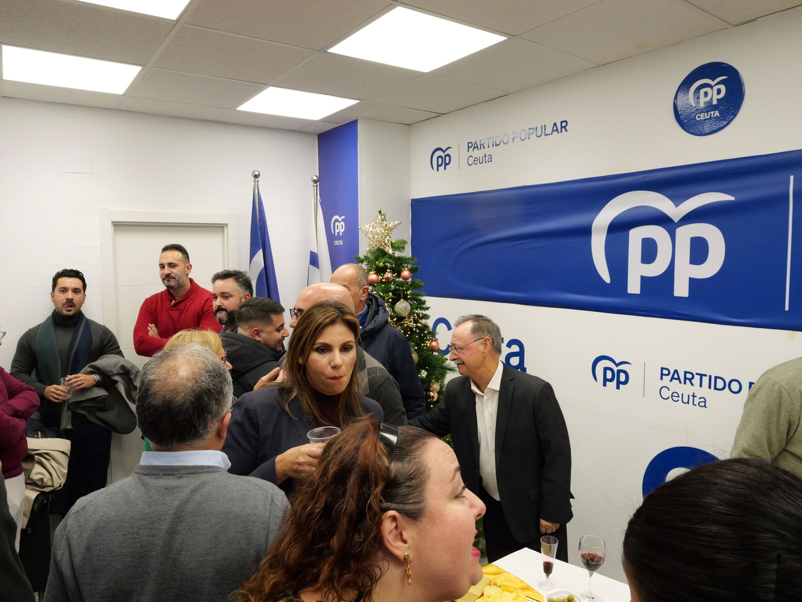 Vivas sugiere un relevo futuro y reivindica su gestión en la copa navideña del PP