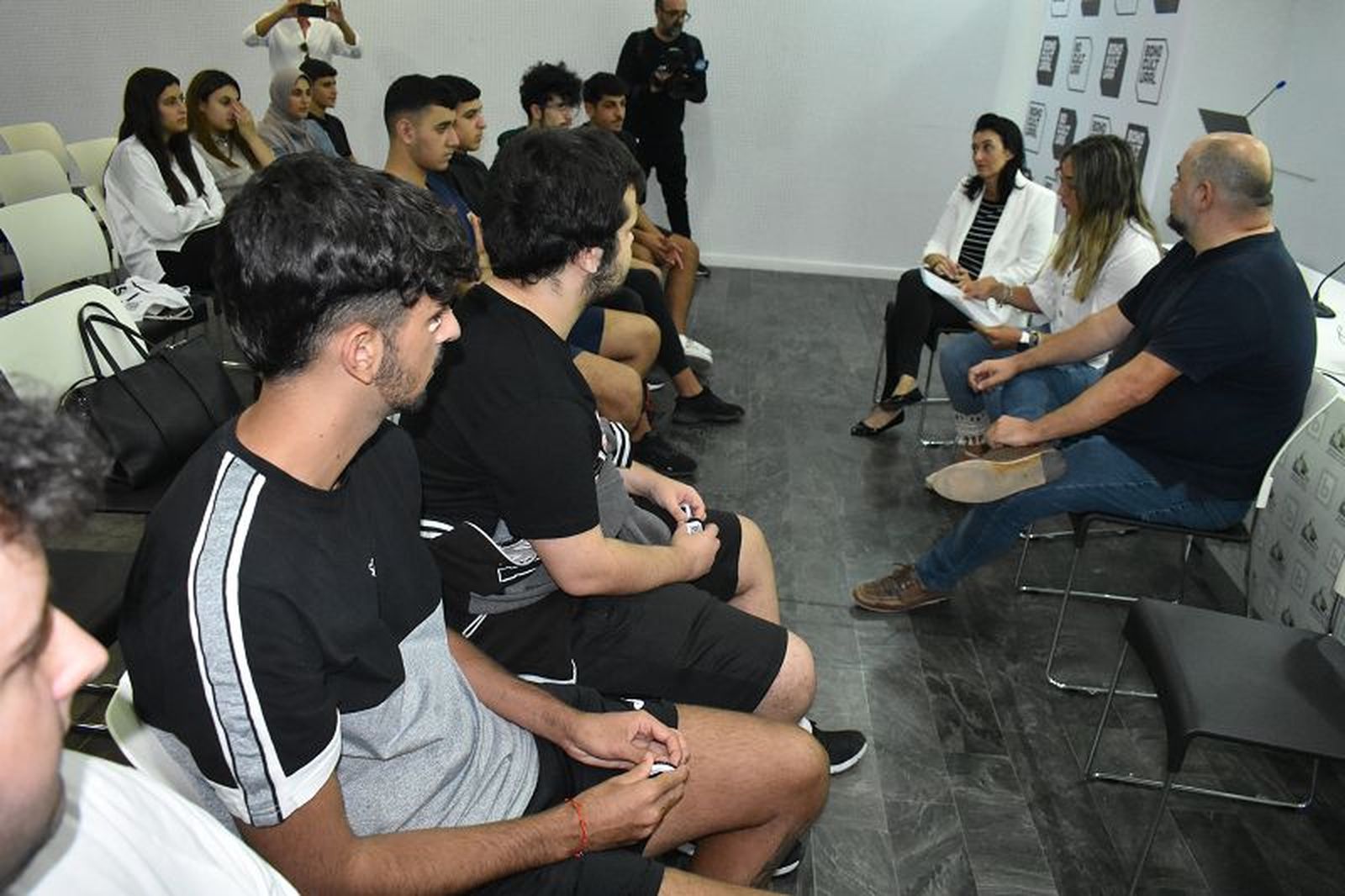 Charla ofrecida por el Ministerio de Educación a jóvenes de Ceuta sobre el Bono Cultural Joven