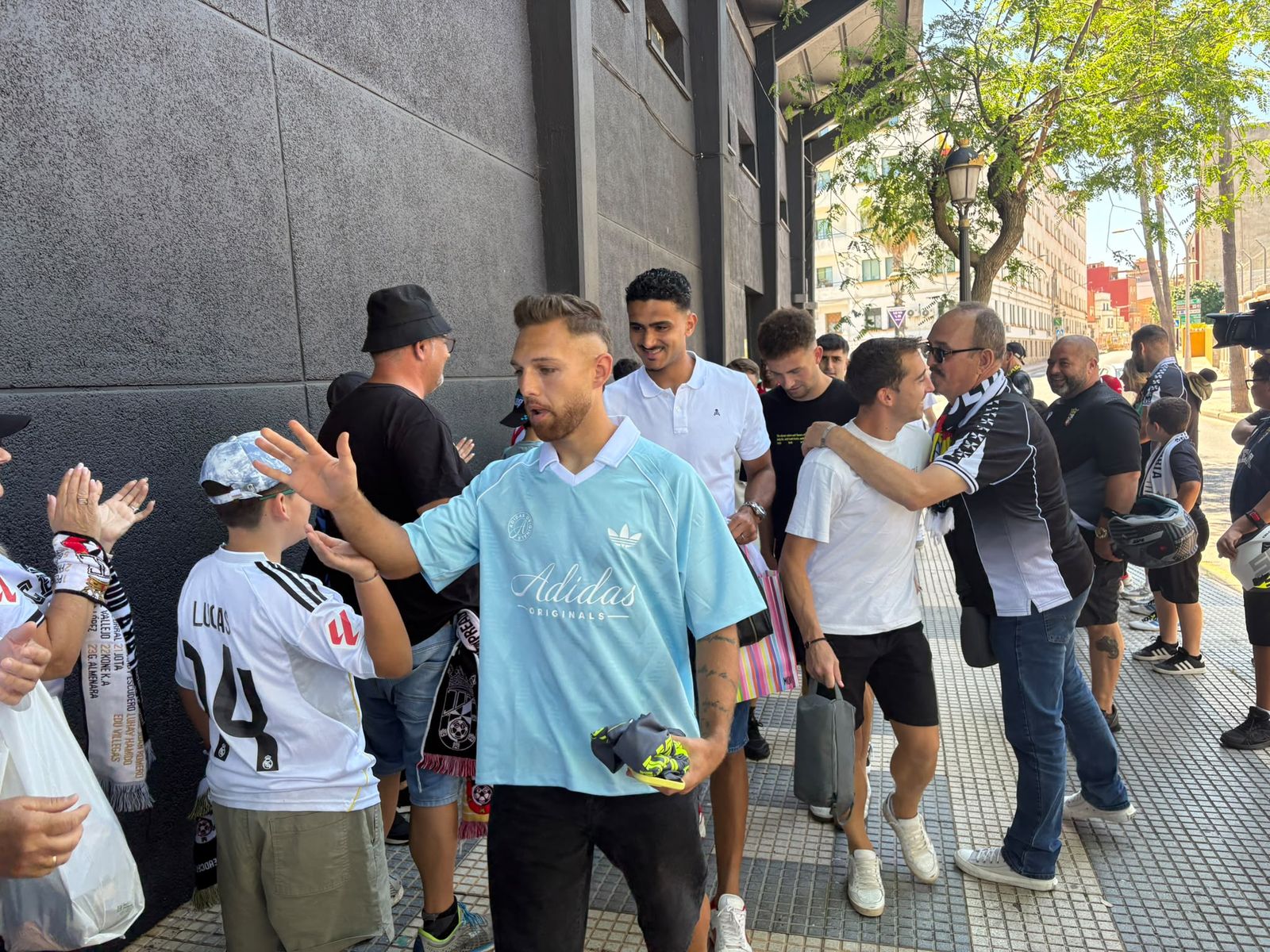 Aficionados ceutíes recibiendo a la AD Ceuta
