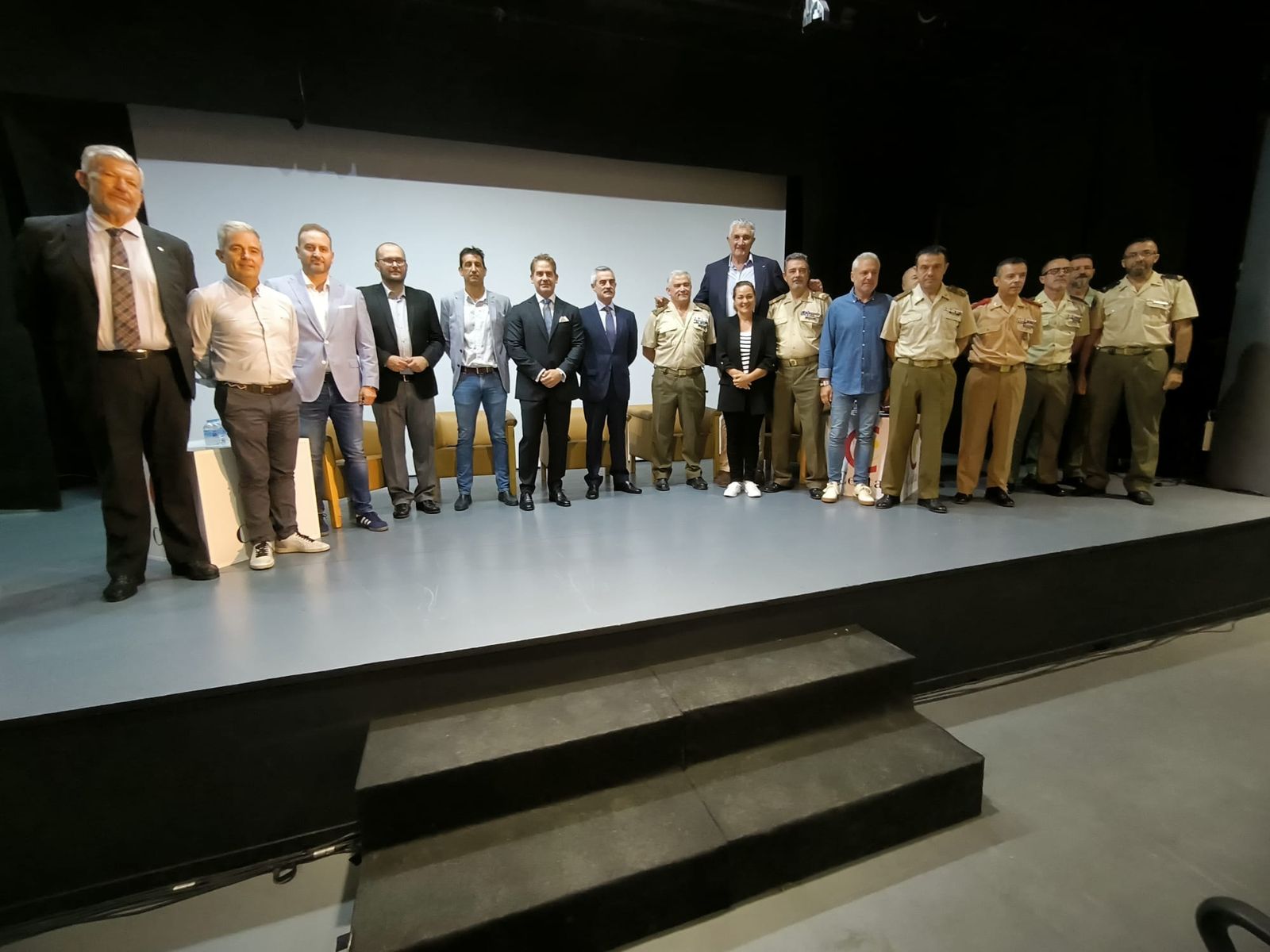 Los organizadores y colaboradores del programa este miércoles en el salón de actos del ayuntamiento