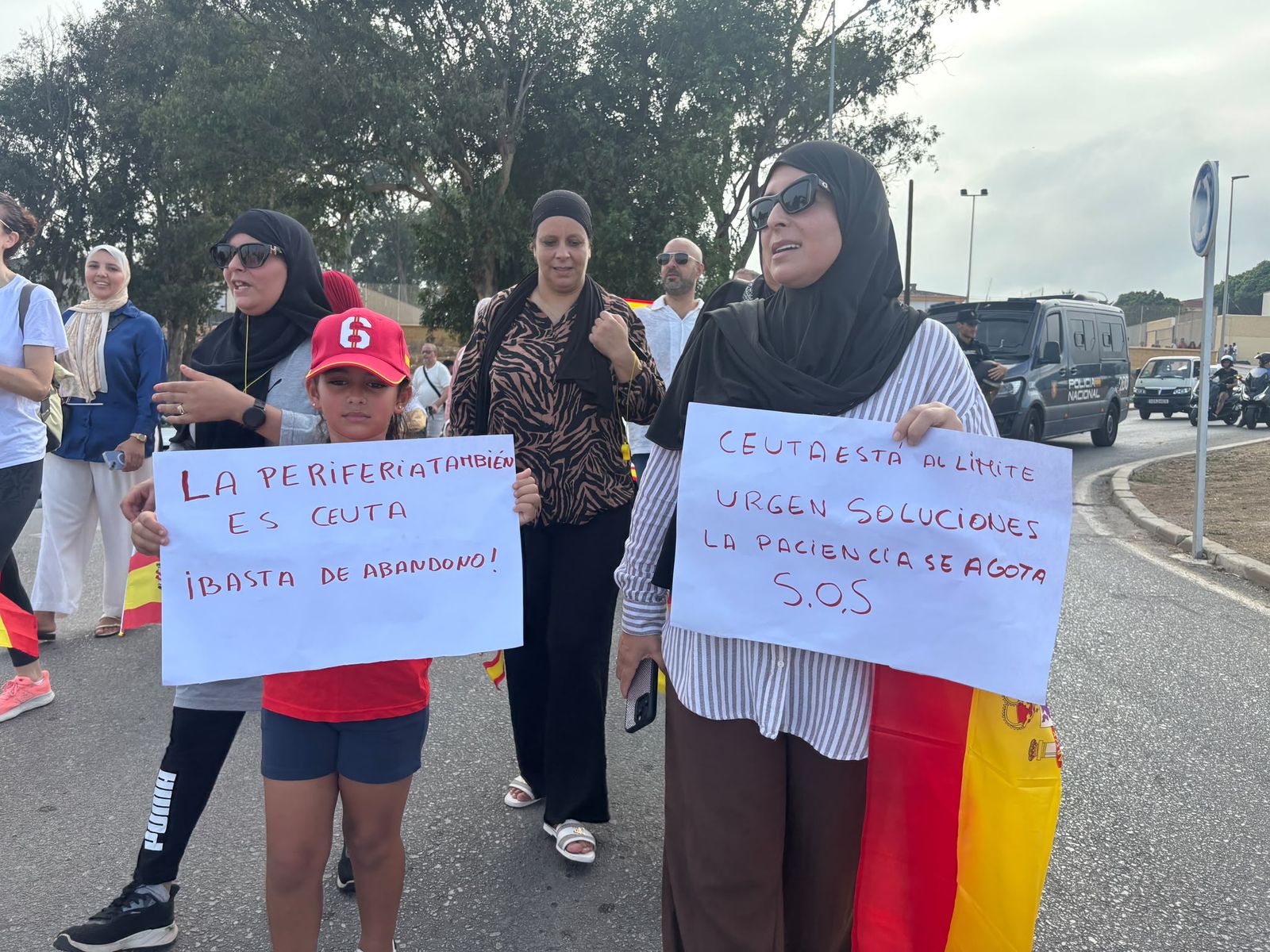 “No nos mires, únete”: una pacífica pero discreta manifestación por la periferia