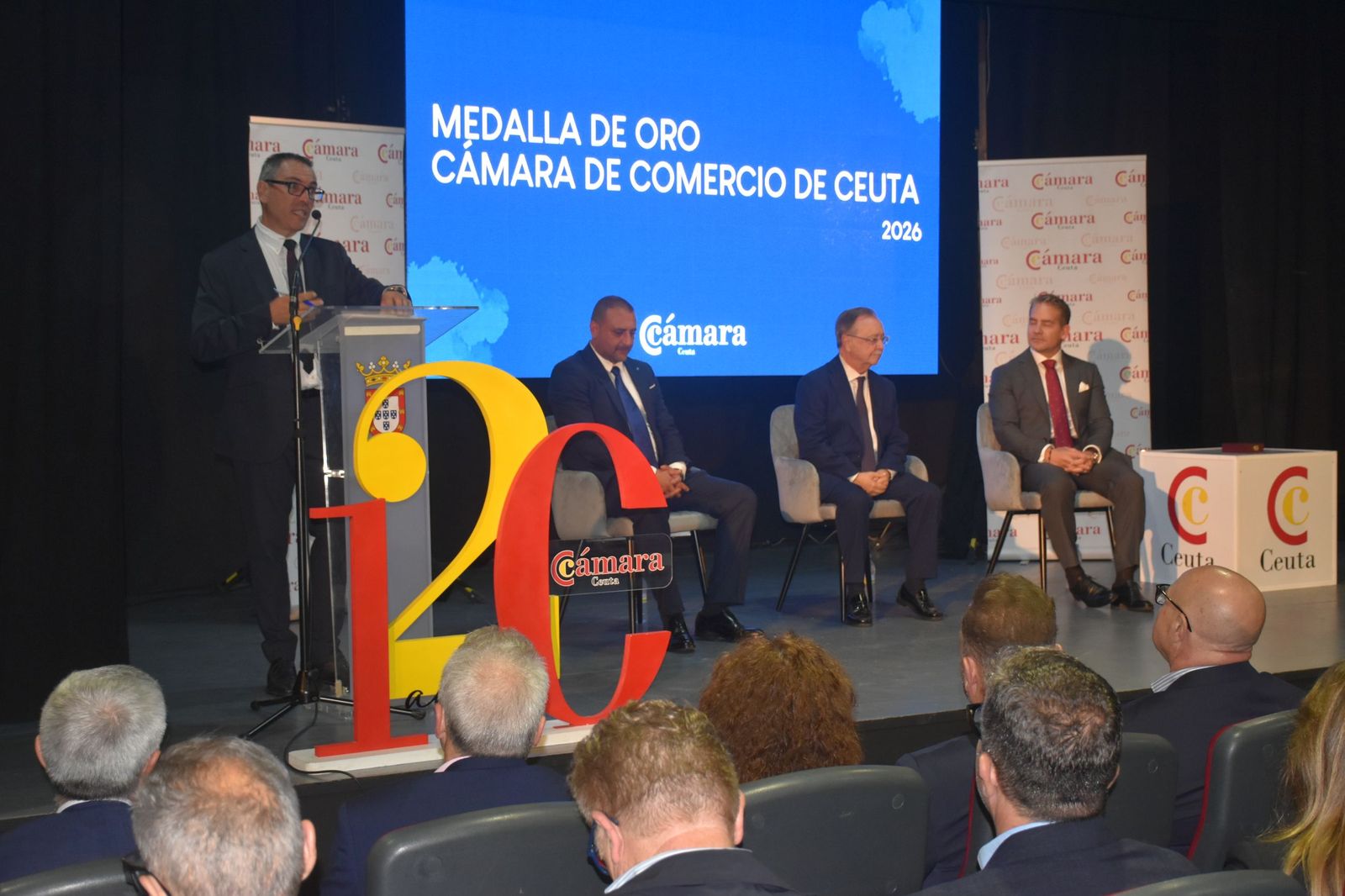 Luhay Hamido recibe la Medalla de Oro de la Cámara por su compromiso con el deporte ceutí