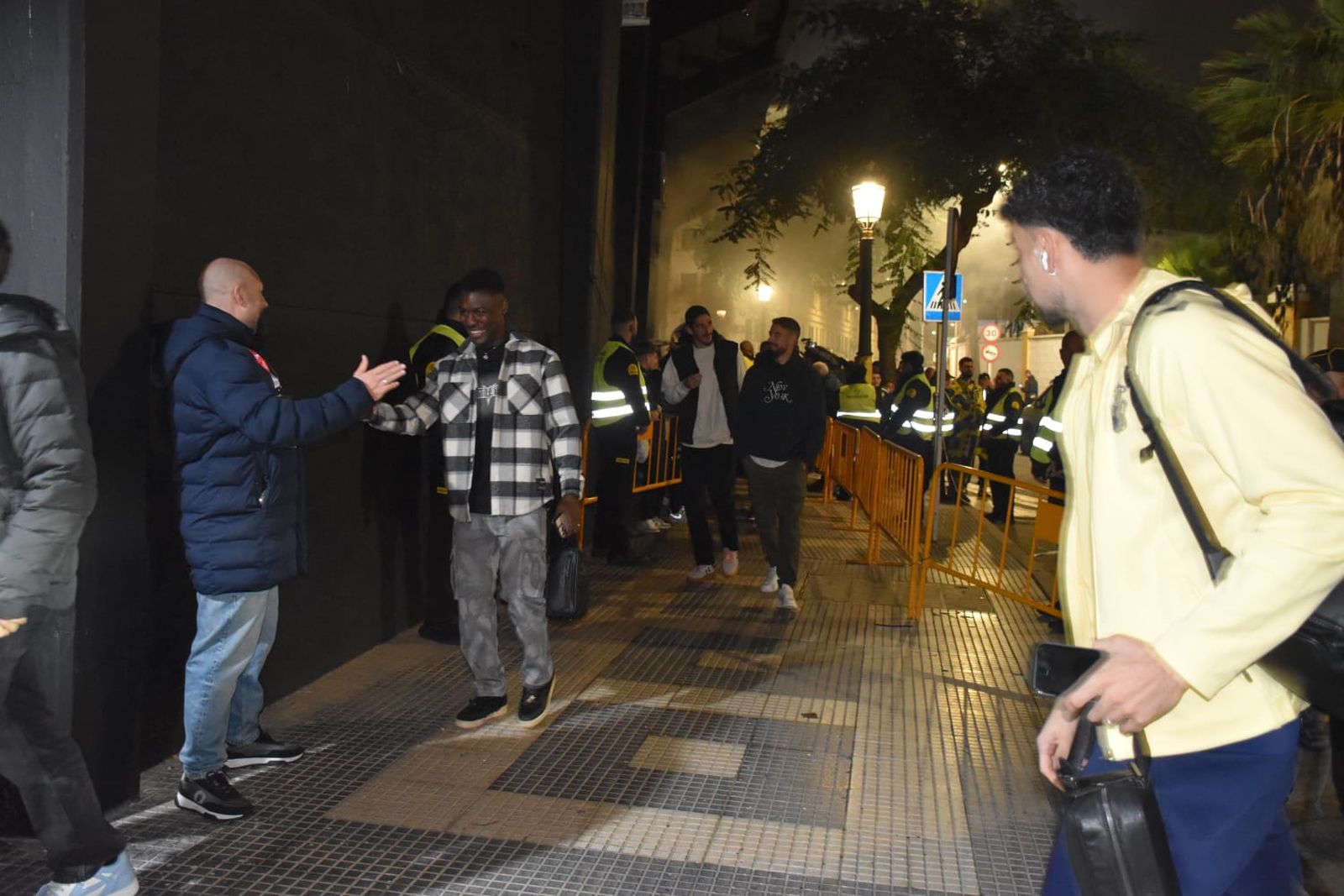 Los jugadores de ambos equipos ya llegan al Alfonso Murube