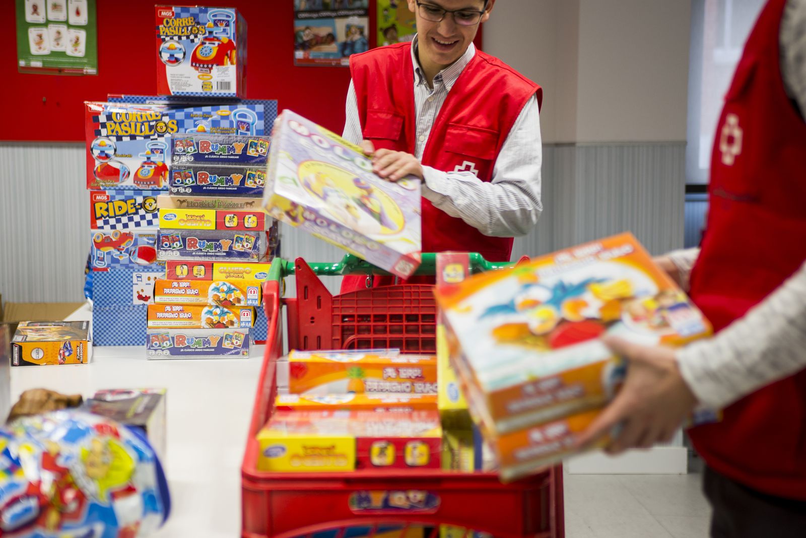 Voluntarios de Cruz Roja trabajan en el acopio de juguetes