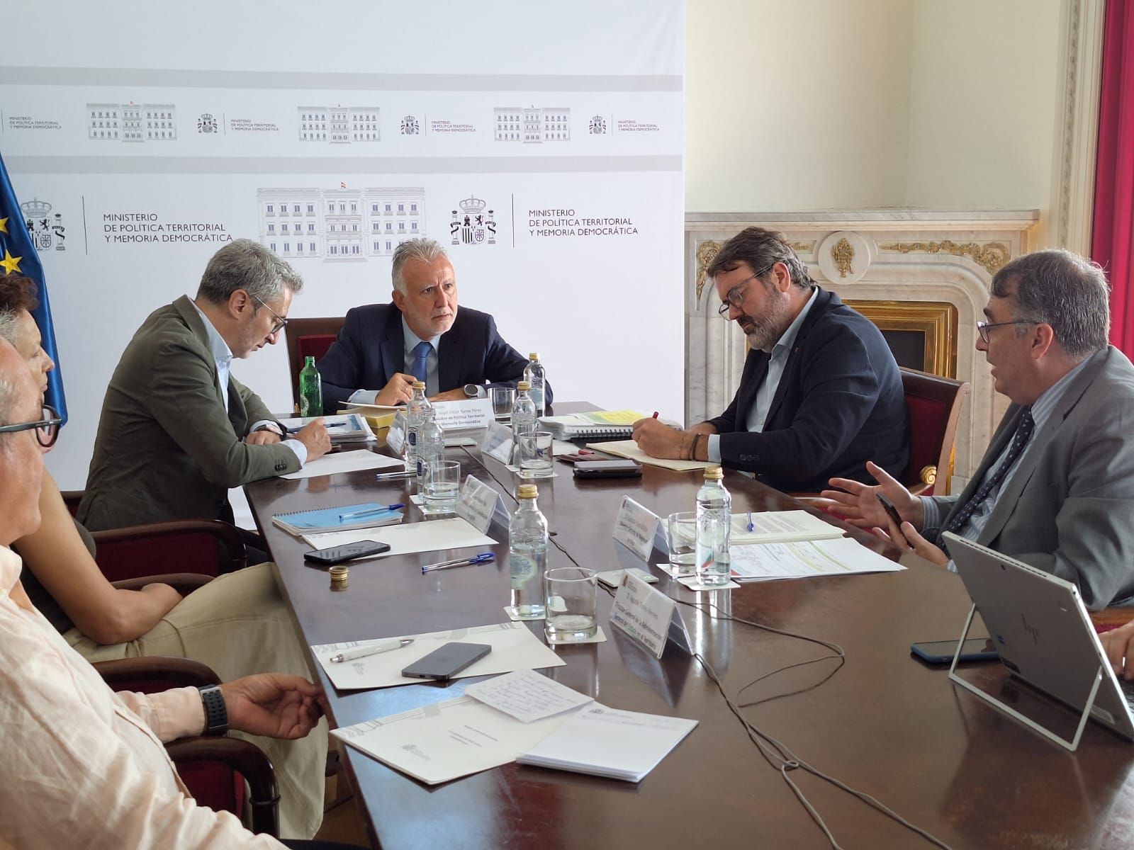 El ministro de Política Territorial y Memoria Democrática, Ángel Víctor Torres, presidiendo la reunión en la que participaron las delegadas del Gobierno en Ceuta y Melilla.