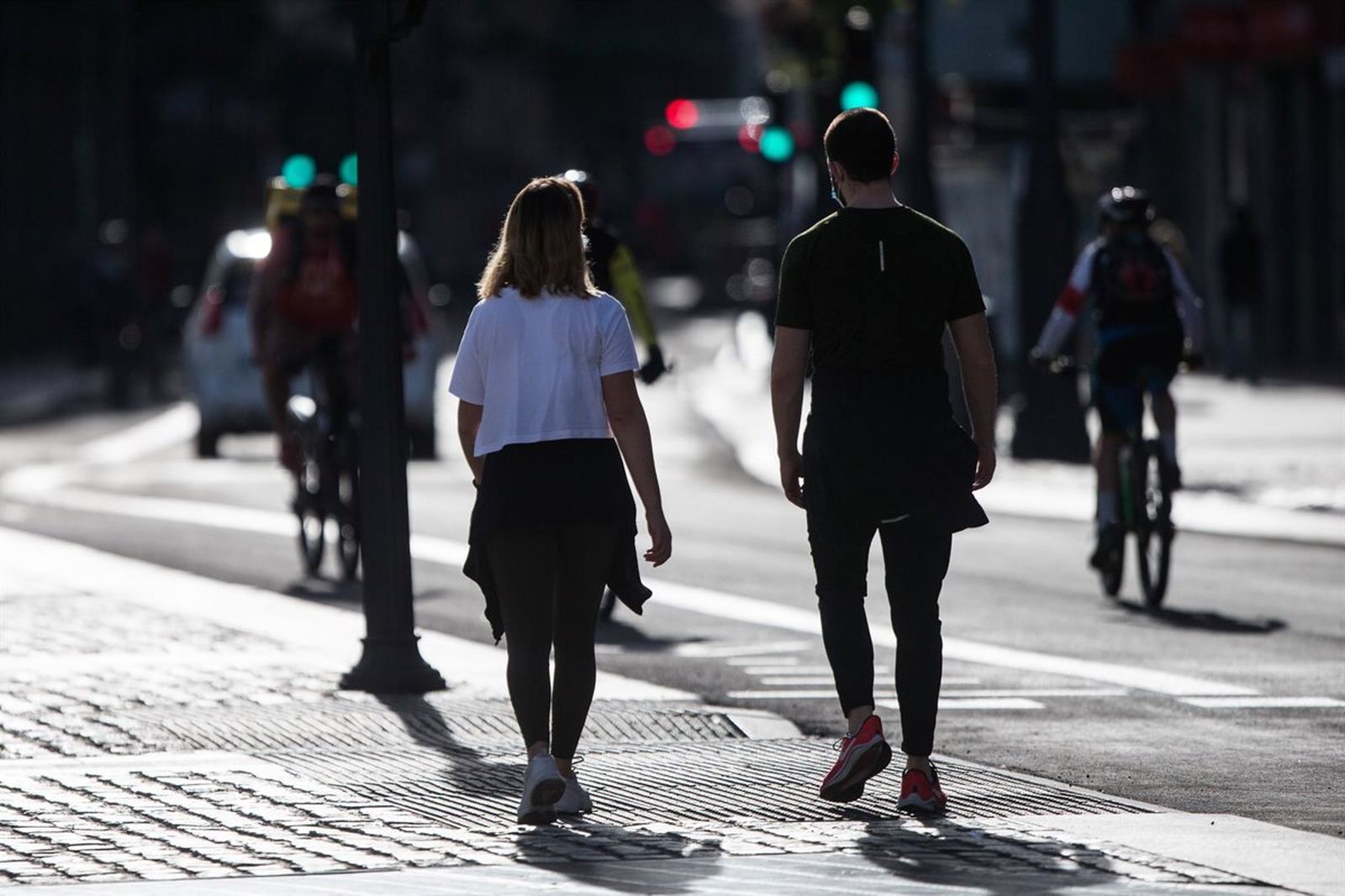 Ciudadanos paseando.