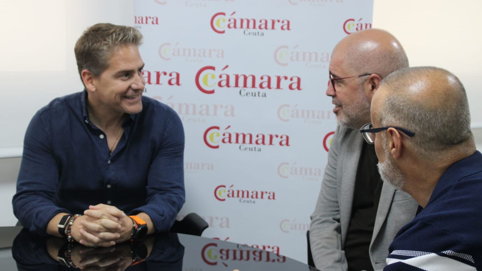 El presidente de la Cámara de Comercio, Karim Bulaix, recibe a sordo en la sede de la institución