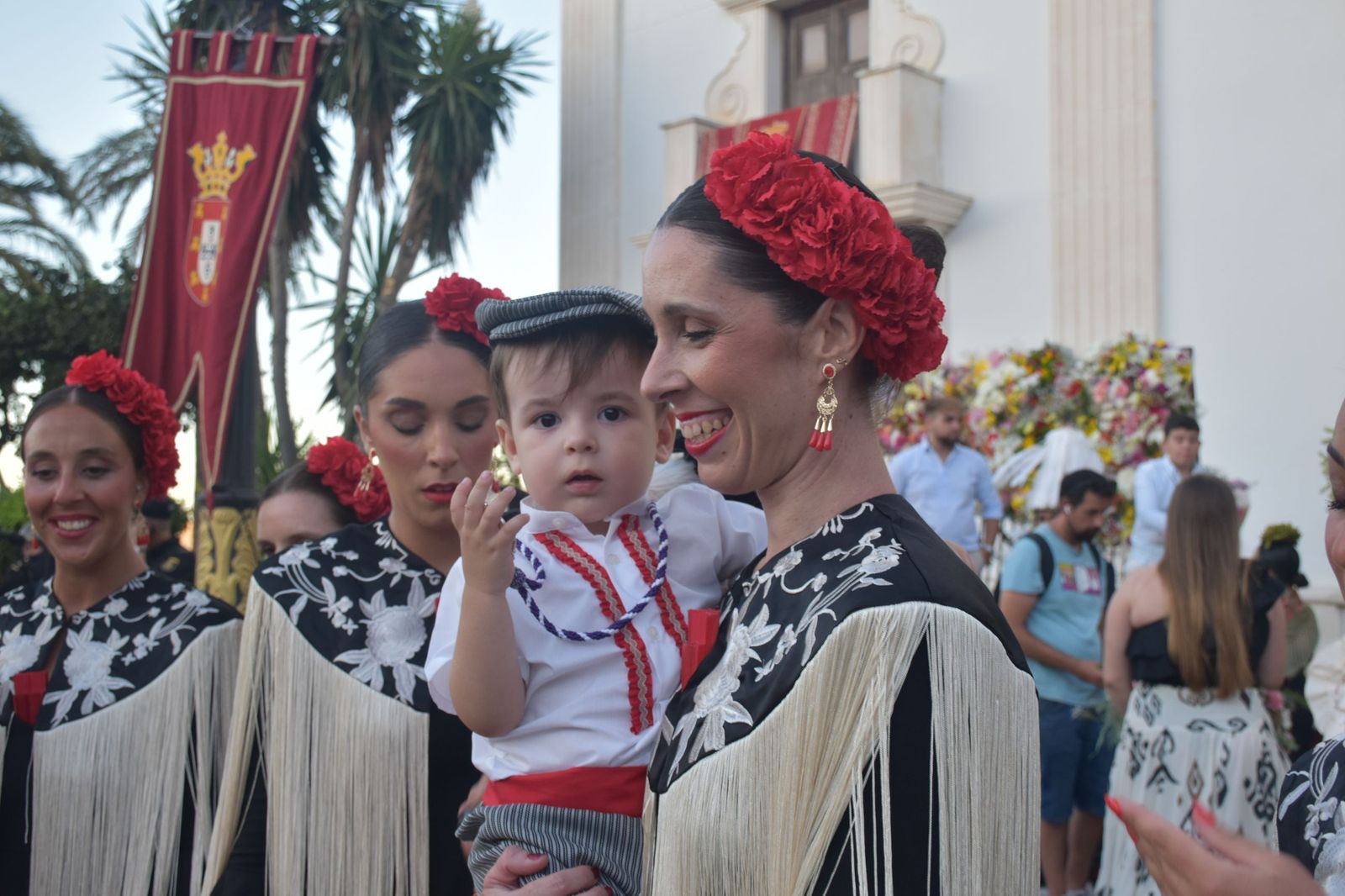 Los ceutíes vuelven a encontrarse con su Madre entre flores, esperanza y lágrimas contenidas