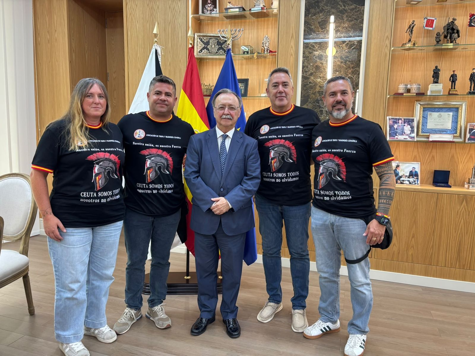 Los directivos de ATME posan con el presidente Vivas en el Palacio de la Asamblea